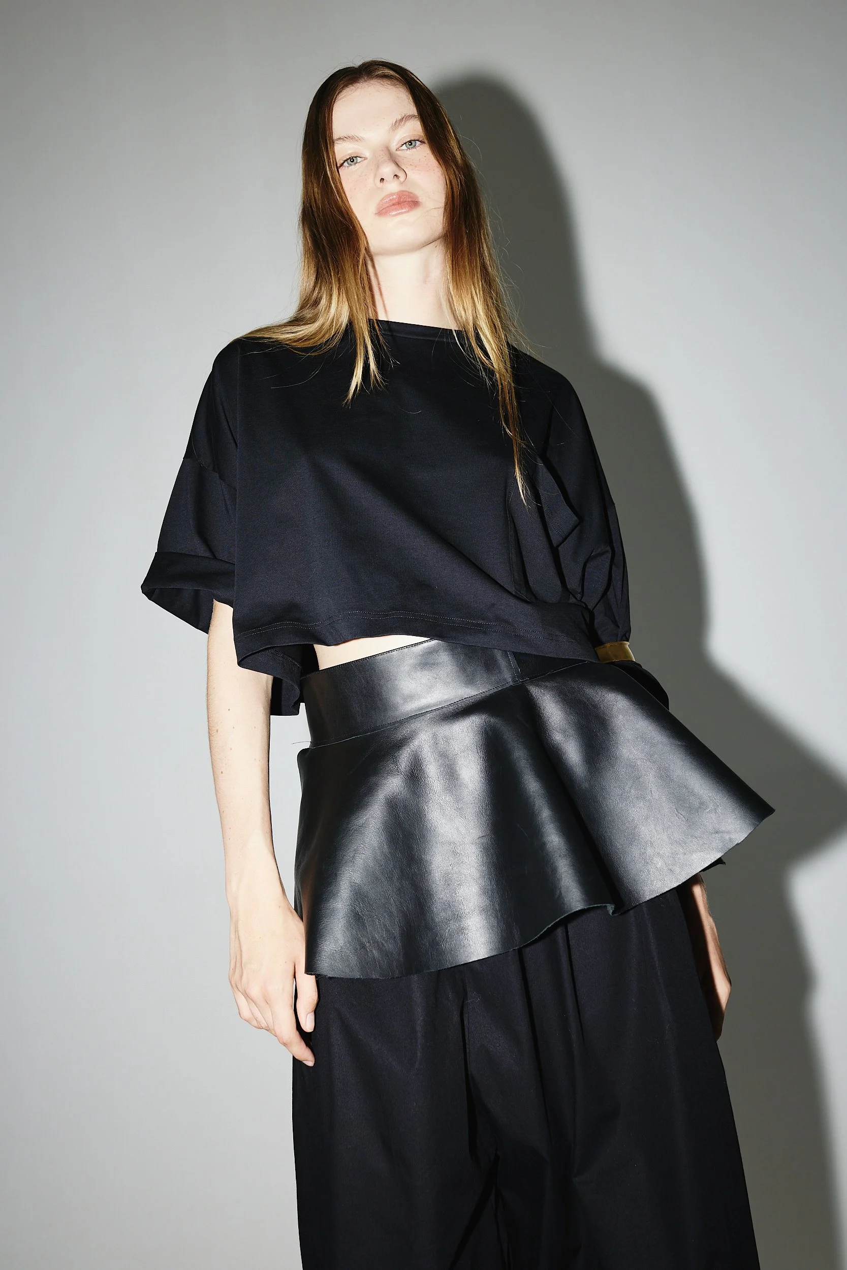 BLACK CROPPED T-SHIRT