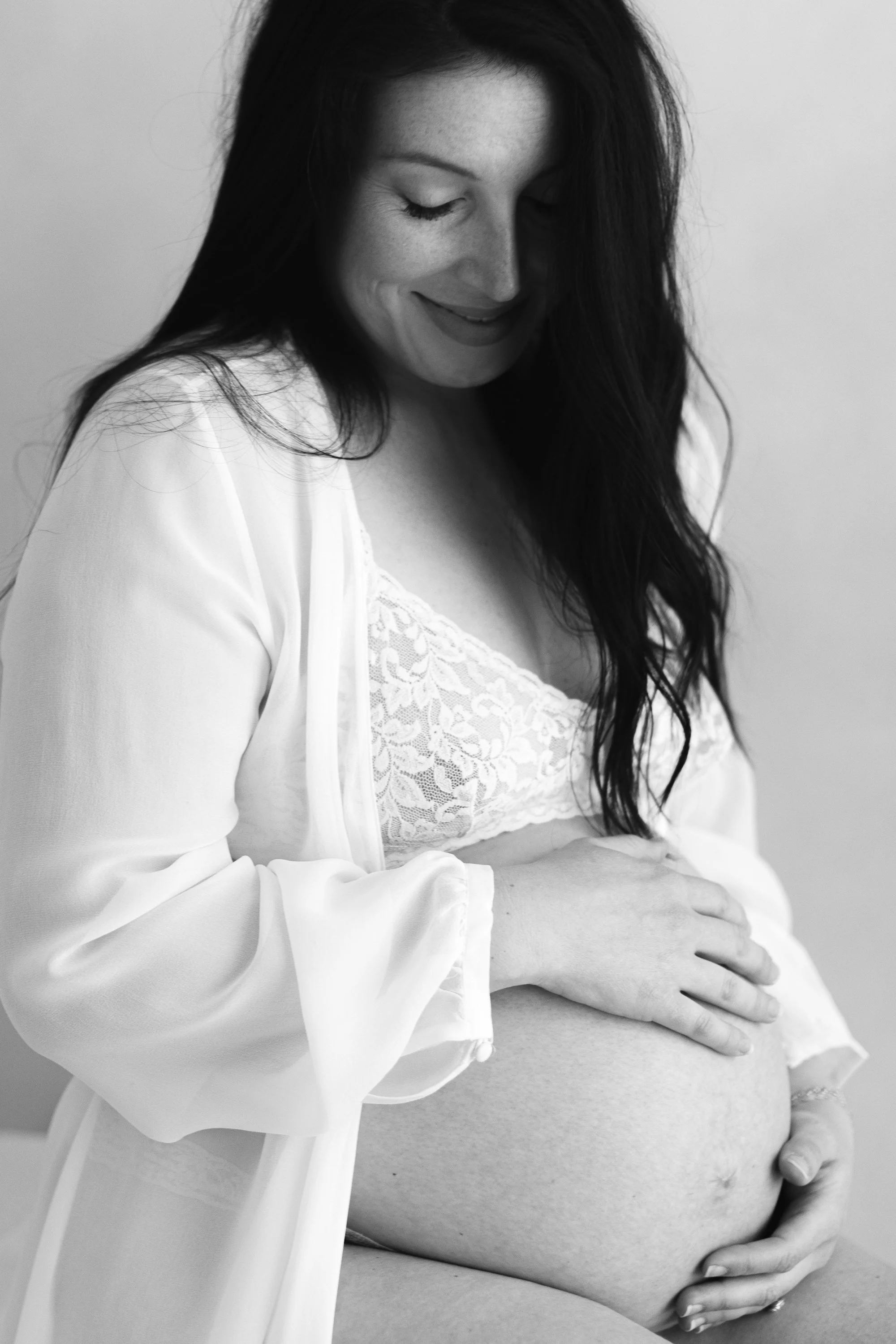 close up pregnant mom during maternity session