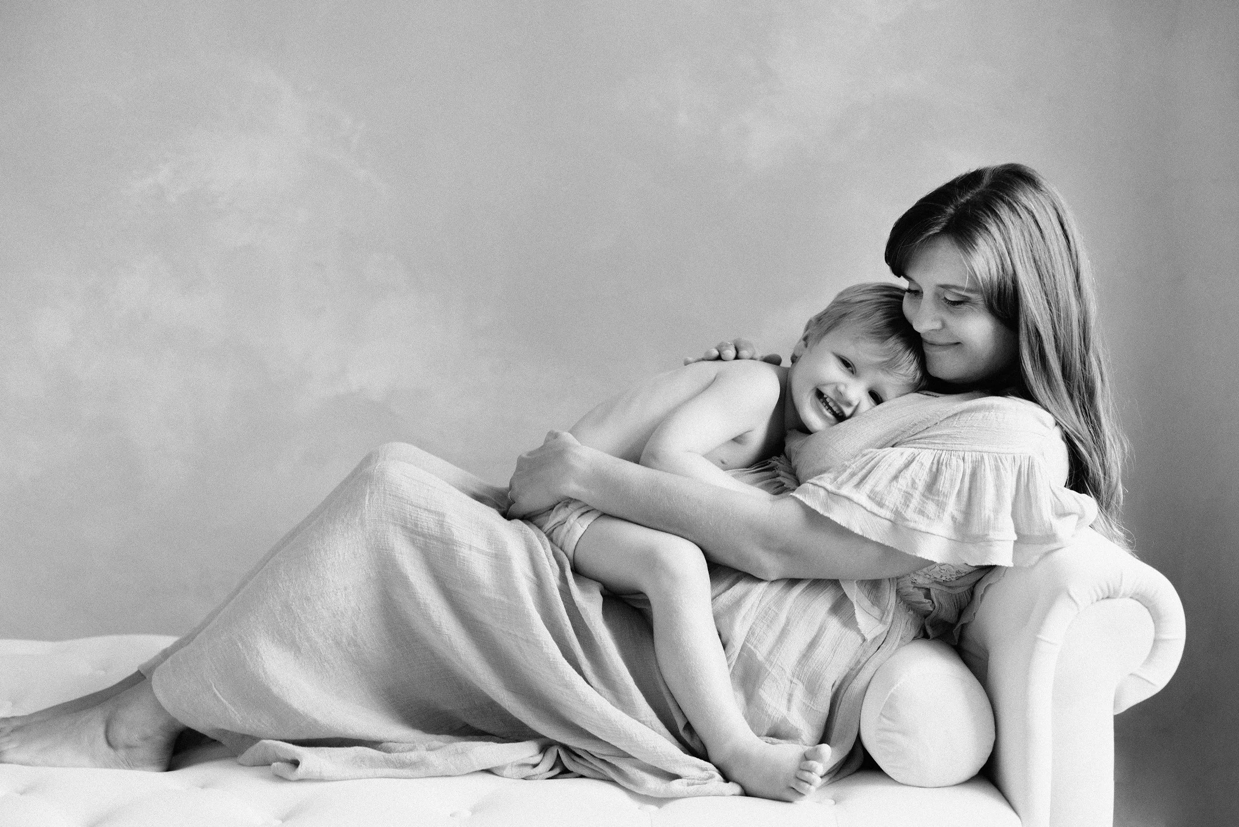 balck-and-white-child-portrait-hugging.jpg