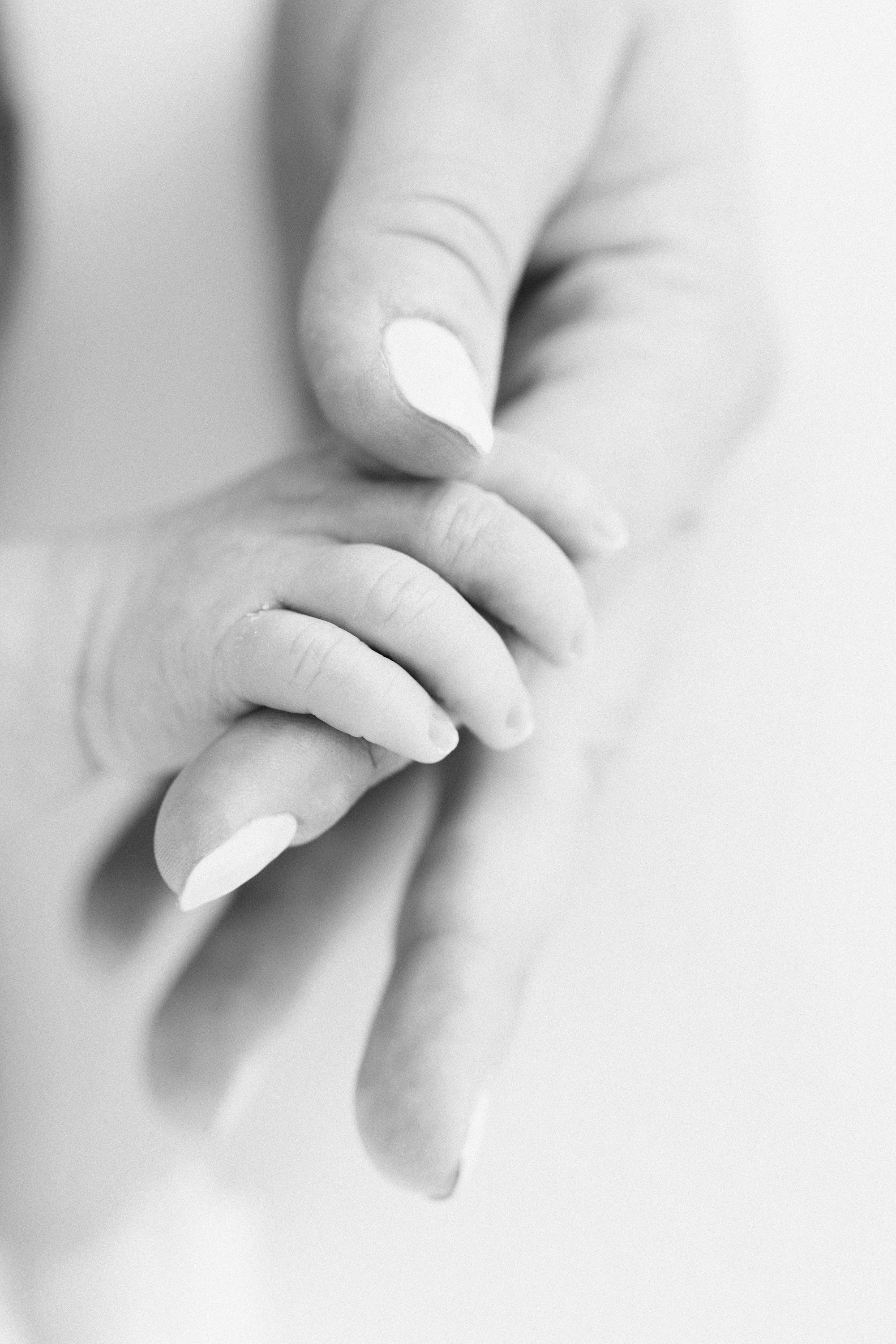 laura esmond newborn hands
