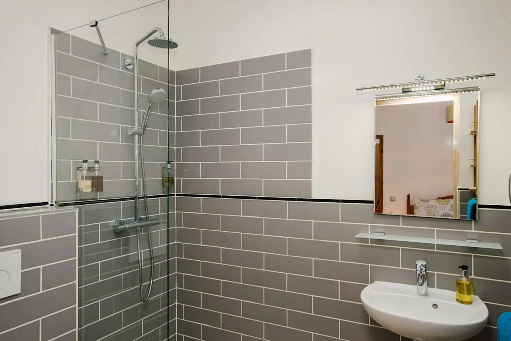 Bed1 ensuite.jpg