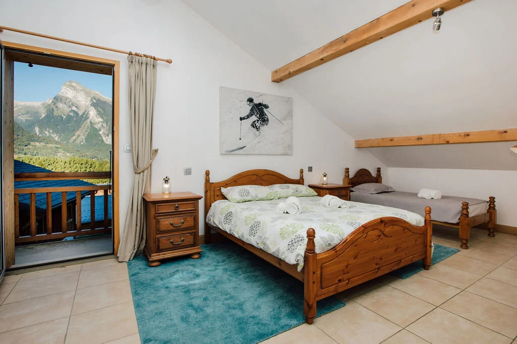 Bed5 facing window.jpg