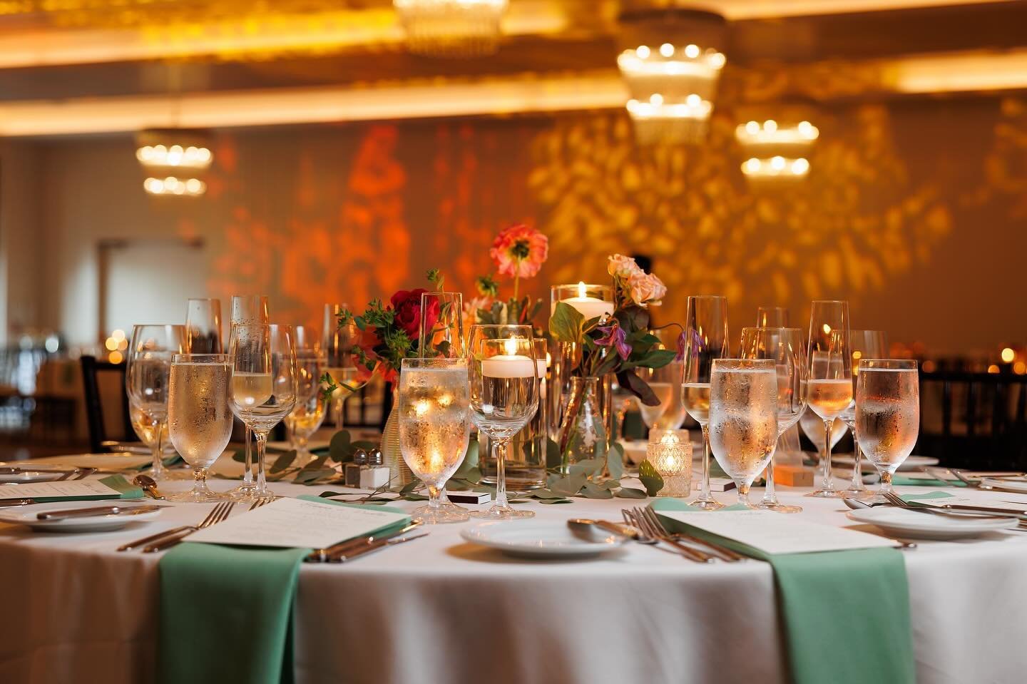 I love the way E+D maximized lighting, florals and candles to transform this ballroom.🚦🌼🕯️Plus, they weren&rsquo;t afraid of a little color 🧡

Coordination: @hannahnewtonevents 
Venue: @delamarwesthartford 
Photography: @cineaphoto 
Floral: @lane