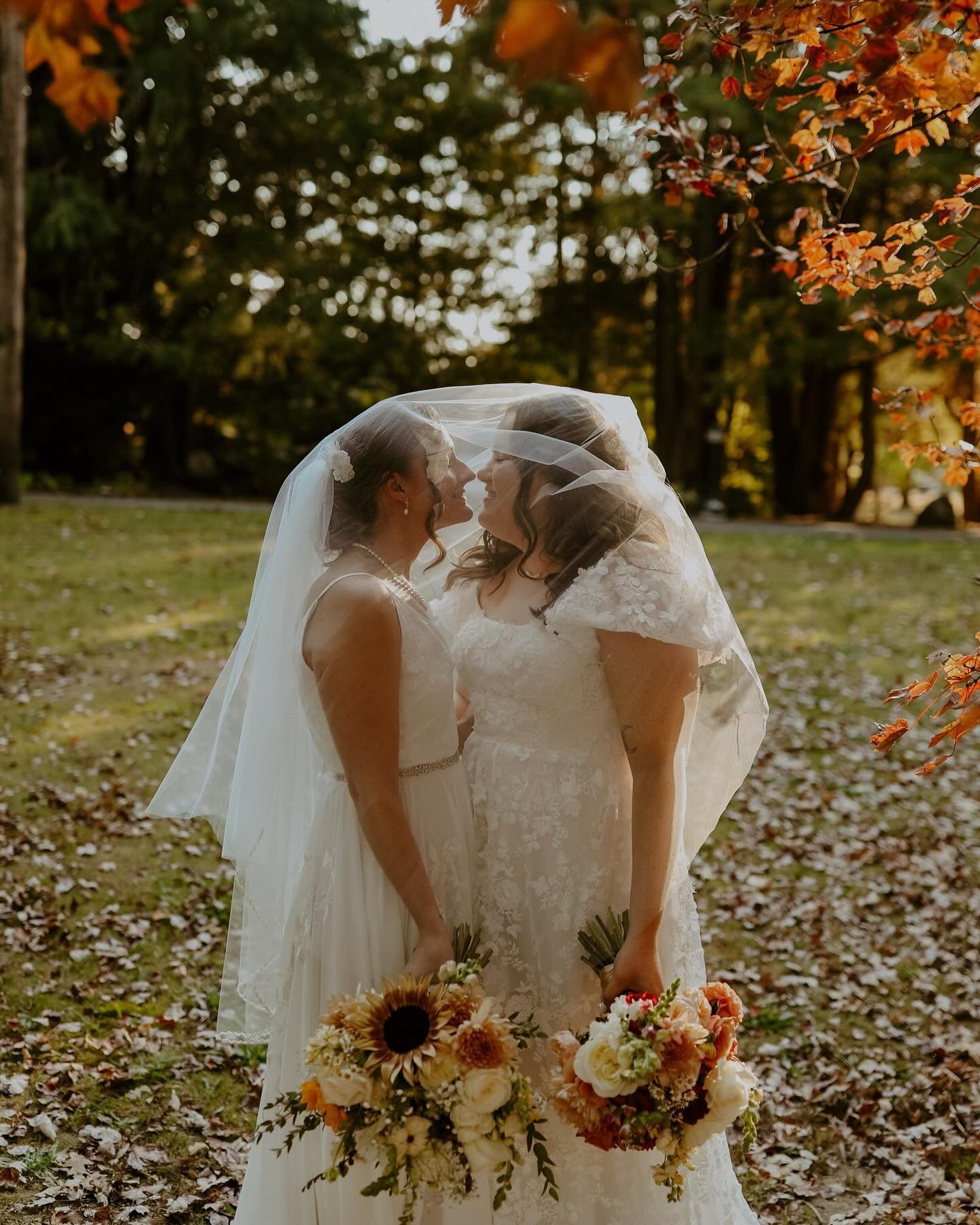 From college lovers to a married couple 🥂 10.11.24 brought ALL the love for Sarah + Morgan on a perfect Fall day at The Pond House in West Hartford. 🍁

S+M hired me towards the very end of their planning process, and while all the vendors were incr