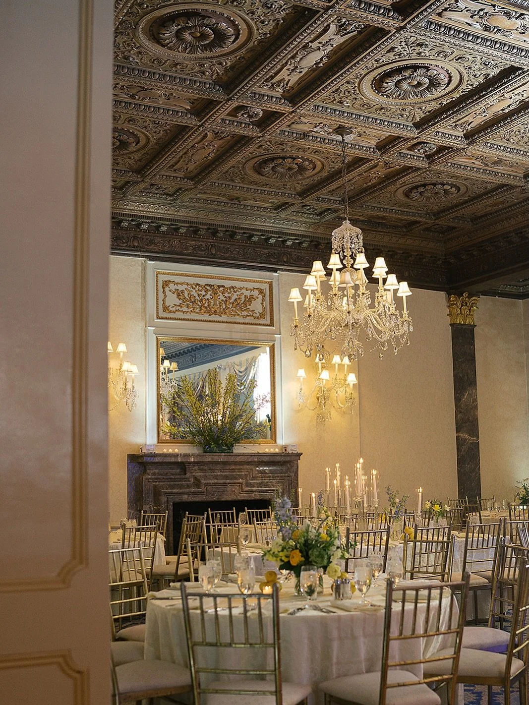 A quintessential NYC wedding reception for Upper East Siders Mary + Tom ✨ 

It was a dream to plan this one as I looove a city wedding along with a couple who&rsquo;s eager to incorporate everything they love into the details. Glass candelabras, spri