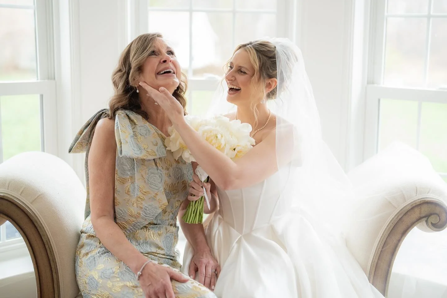 Happy Mother&rsquo;s Day to ALL the wonderful moms 🫶🏻 Your love makes the world go round 🌎

Some beautiful mom moments from 2025 weddings so far! 

Photographers:
@laurenhelsing.photo at @wavenyhousevents 
@blissfulhazephotography at @lacasatoscan