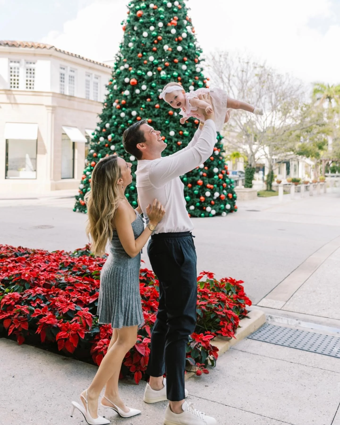 Wishing you love, warmth, &amp; joy this Christmas Eve. I&rsquo;m grateful for all the beautiful couples and families that trust me to share in their live&rsquo;s most special moments. 

May your Christmas be merry + bright 🎄✨

📸 @blissfulhazephoto