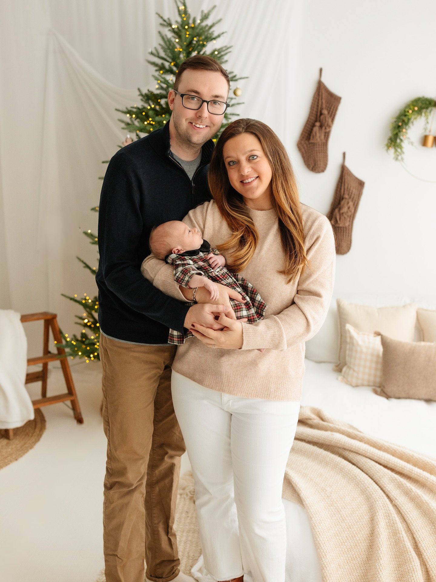 Merry Christmas and Happy Holidays from the @hannahnewtonevents team! Sending you love, light and joy this holiday season ✨✨✨

📸 @mayaraephotography