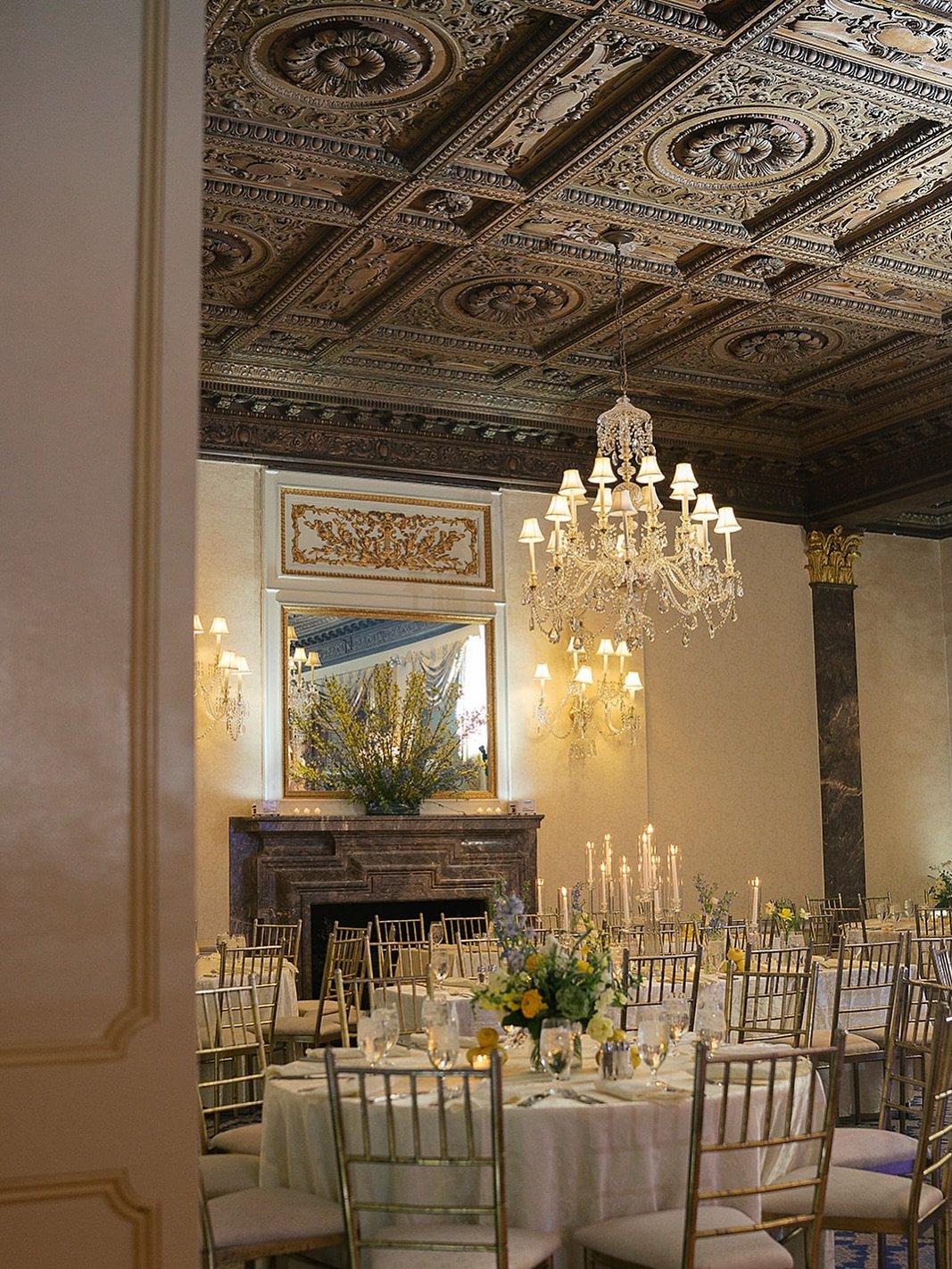 A quintessential NYC wedding reception for Upper East Siders Mary + Tom ✨ 

It was a dream to plan this one as I looove a city wedding along with a couple who&rsquo;s eager to incorporate everything they love into the details. Glass candelabras, spri