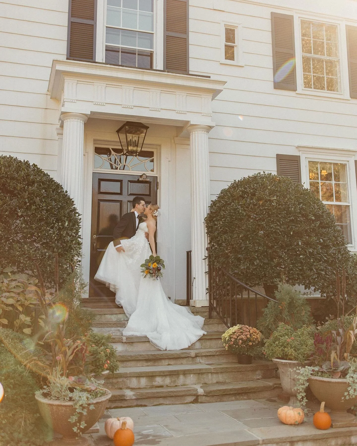 Wildflowers, sunlight and lots of sweet love for K+N! Loving every memory from this gorgeous October day⛲️

Coordination: @hannahnewtonevents 
Venue: @dariendca 
Photography: @charmingimagery 
Catering: @emilyscateringgroupct 
Floral: @designsbybritt