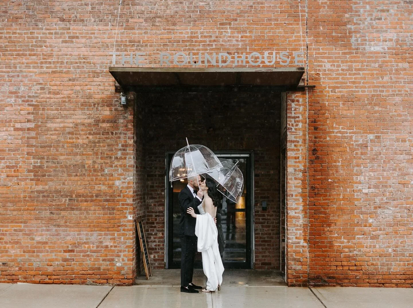 Happy ONE year Anniversary to the Sylvans! Can&rsquo;t believe it&rsquo;s already been a year since this epic celebration, and still so much to celebrate! Thrilled for you both 🫶🏻🏠🤰🏻

Coordination: @hannahnewtonevents 
Venue: @roundhousebeacon @