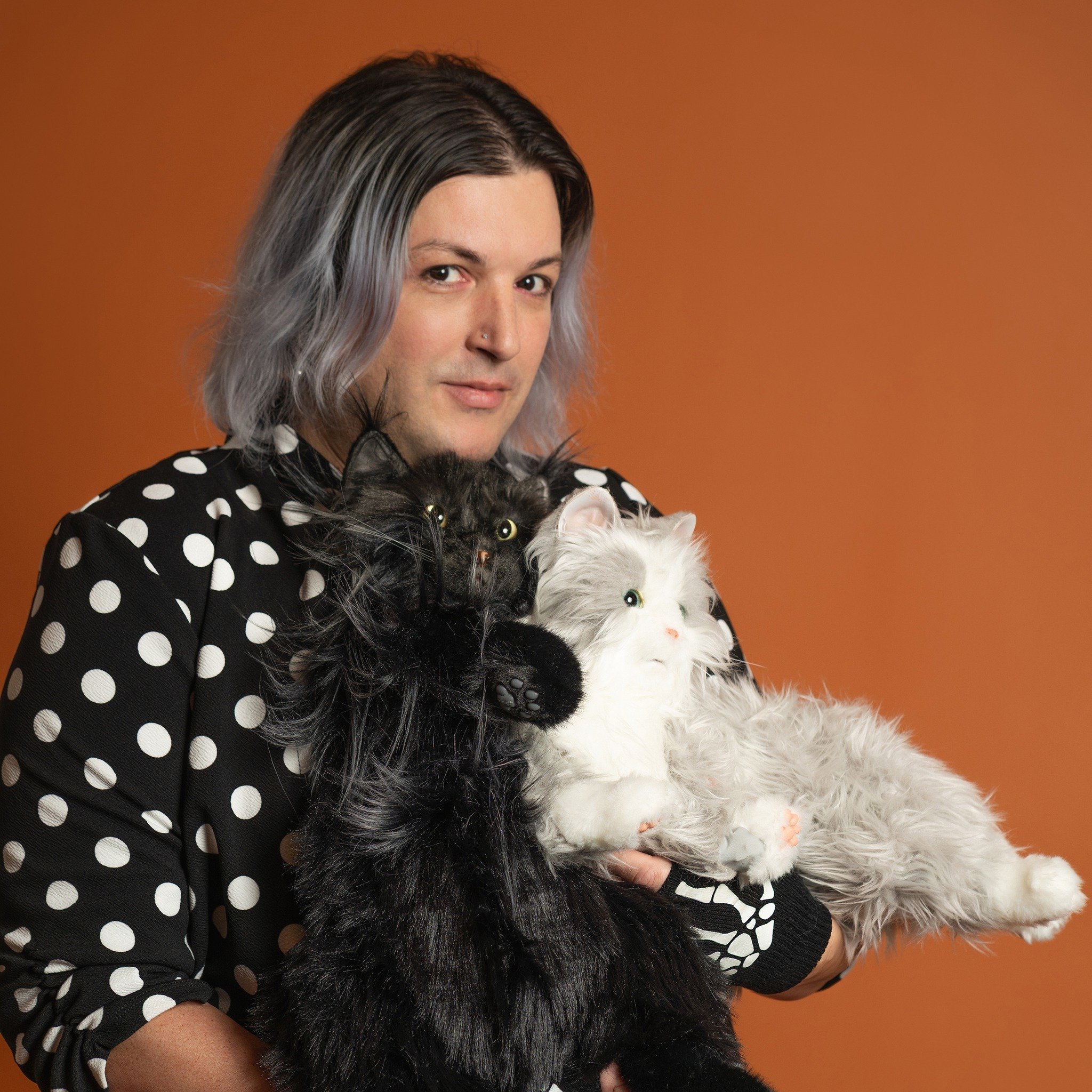 Meet Marsian De Lellis! Their mail art is now available for free in MEP's Library Arts Program

Marsian De Lellis is an interdisciplinary artist who examines embodiment, desire, and unconventional ways of knowing through object-based performances and