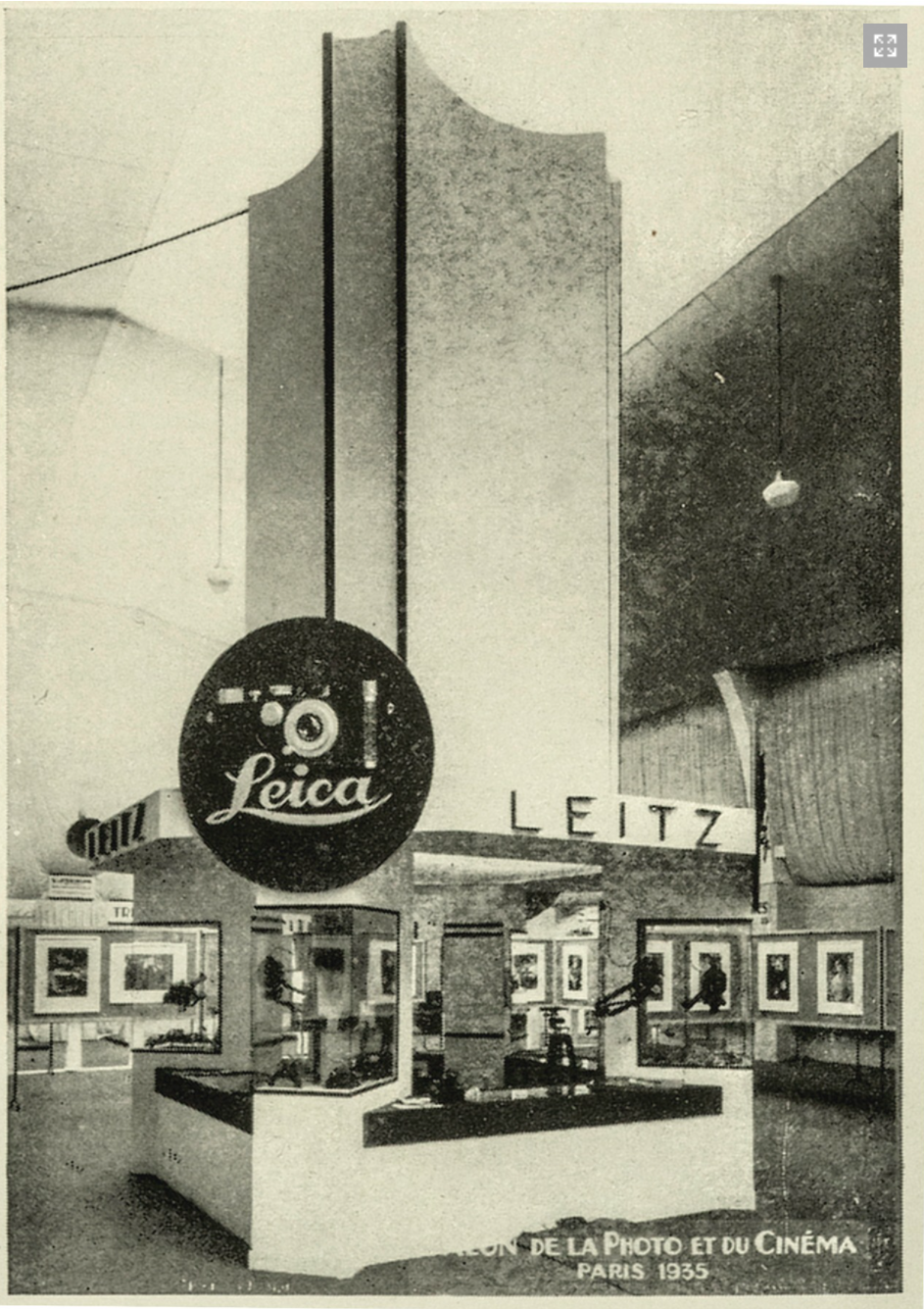 The magazine’s illustration of the Leitz photo booth, surrounded by enlargements on the walls.