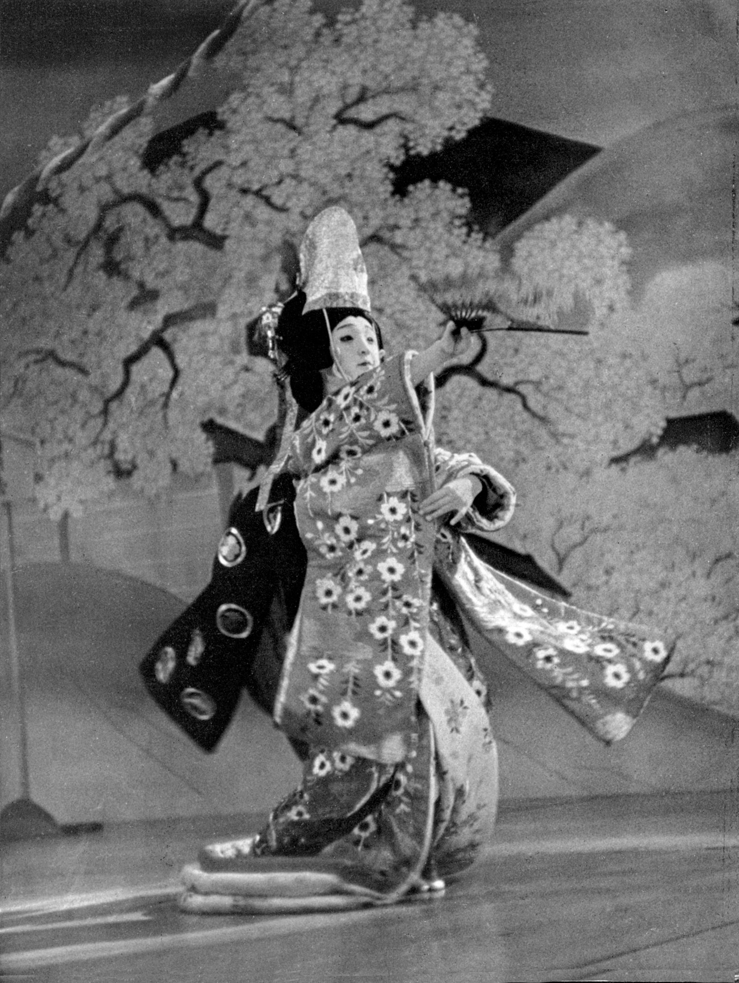Kimura - Kabuki Dancer, 1937. Xenon 5cm/1.5, wide open.