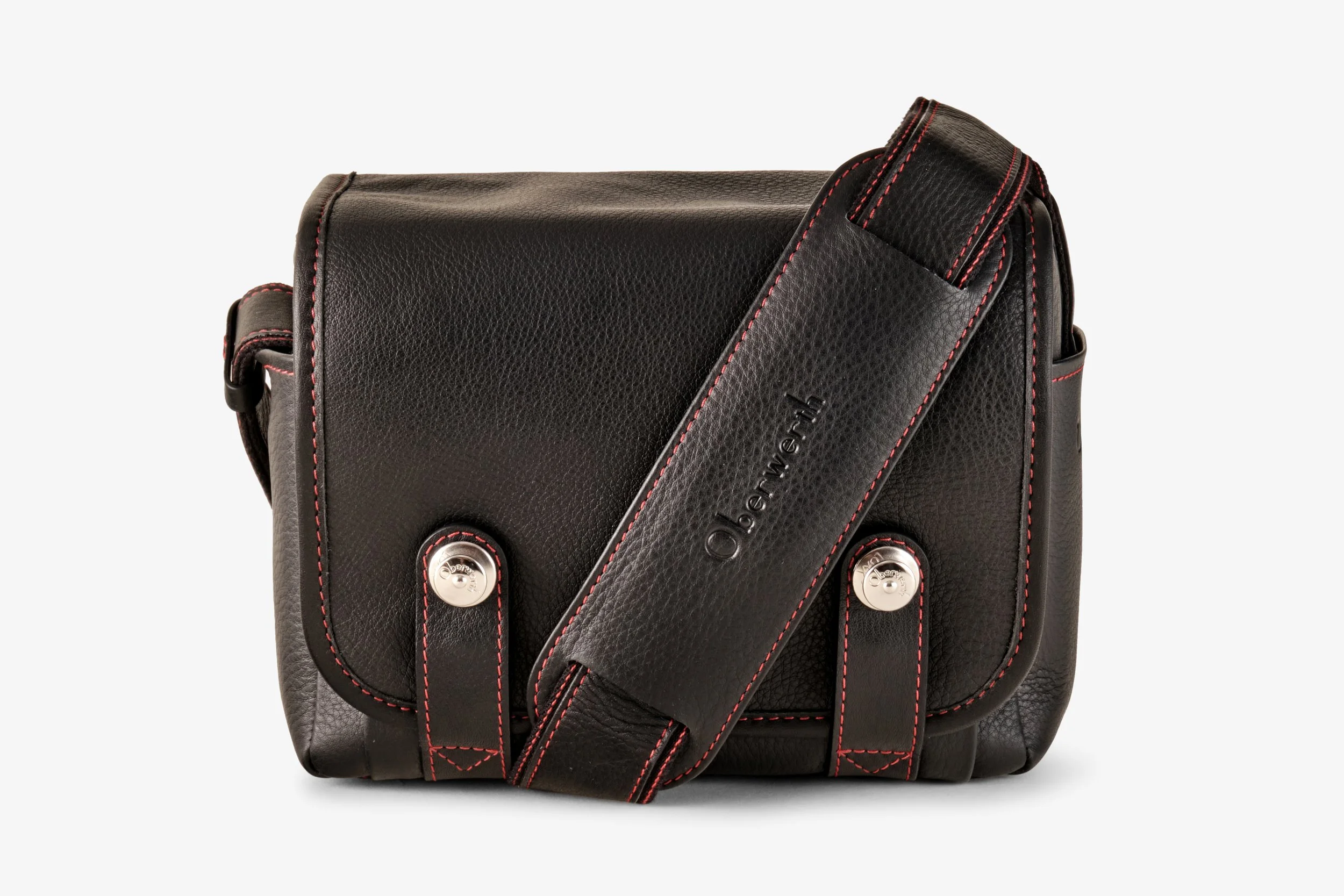 The Louis camera bag was specially developed for the Leica M11 and combines elegant design with optimum protection. Made from velvety soft, full-grain cowhide leather from Germany and Italy, it is light, supple and yet robust. The padded main compart
