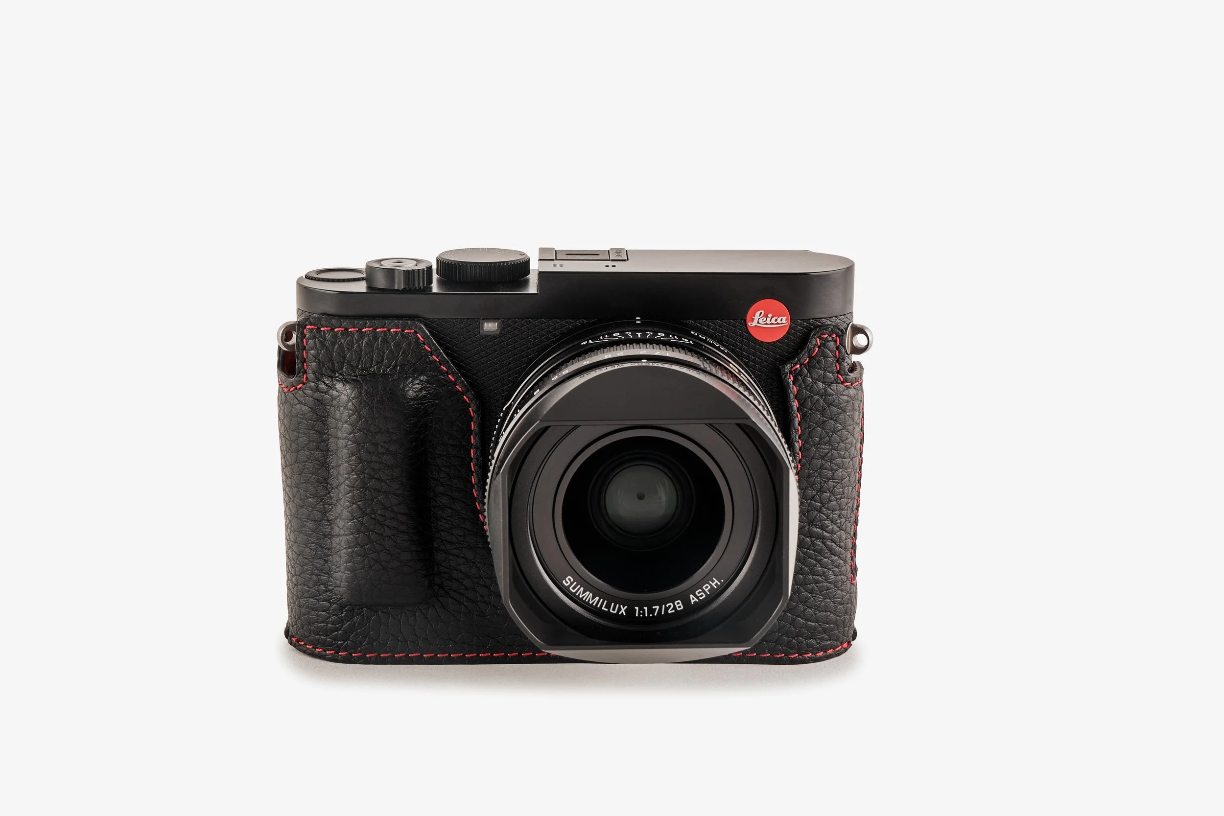 The Leica Q3 Half Case (TagCase®) Premium Edition offers innovative protection and maximum precision for the Leica Q3 and Q3 43. Handcrafted from the finest cowhide with a soft suede lining, it envelops the camera like a second skin and reliably prot