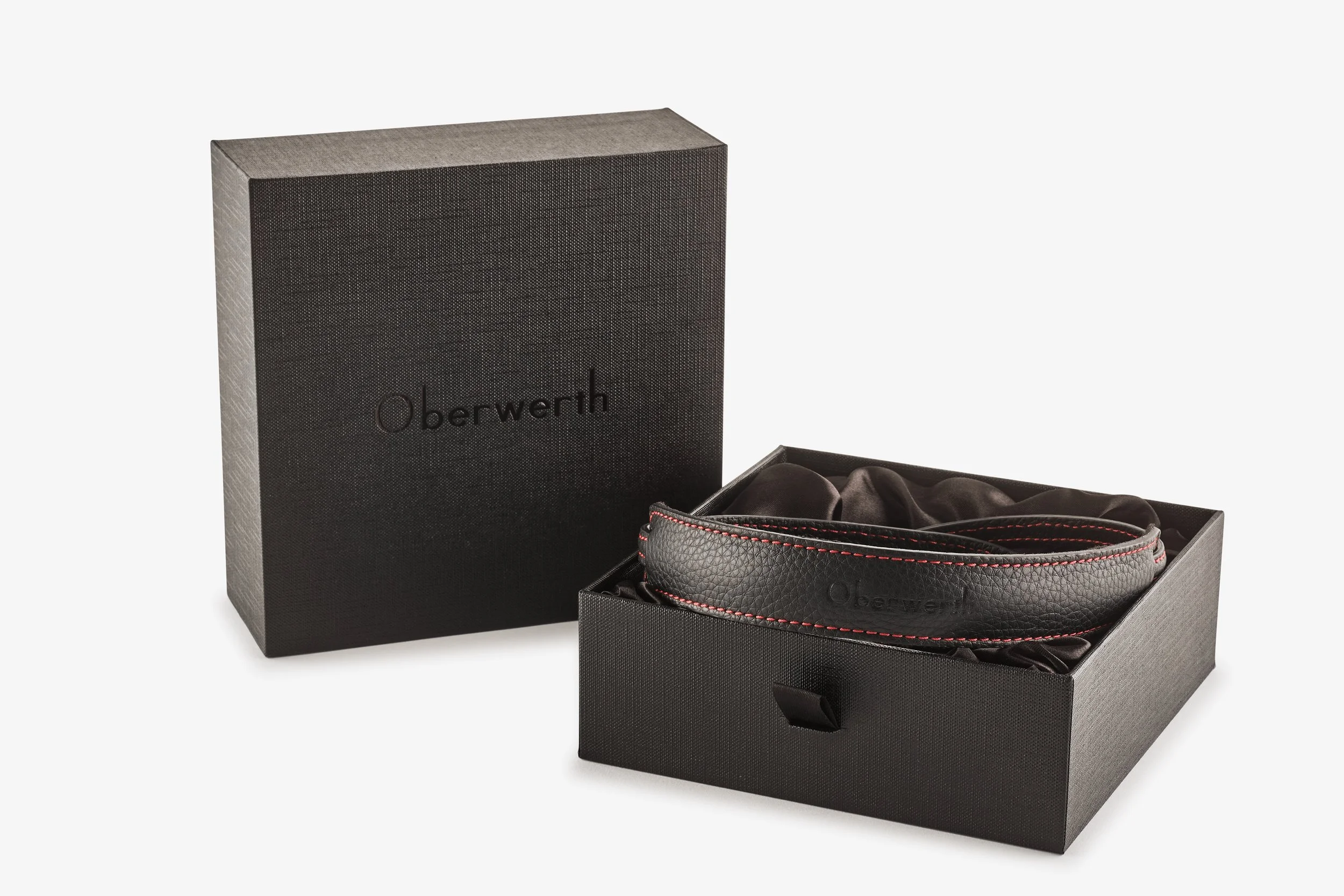 The Mosel camera strap combines high-quality carrying comfort with sophisticated safety and has been specially developed for system cameras. Handmade from the finest leather, it harmonizes in shape and color with the Oberwerth camera bags and complem