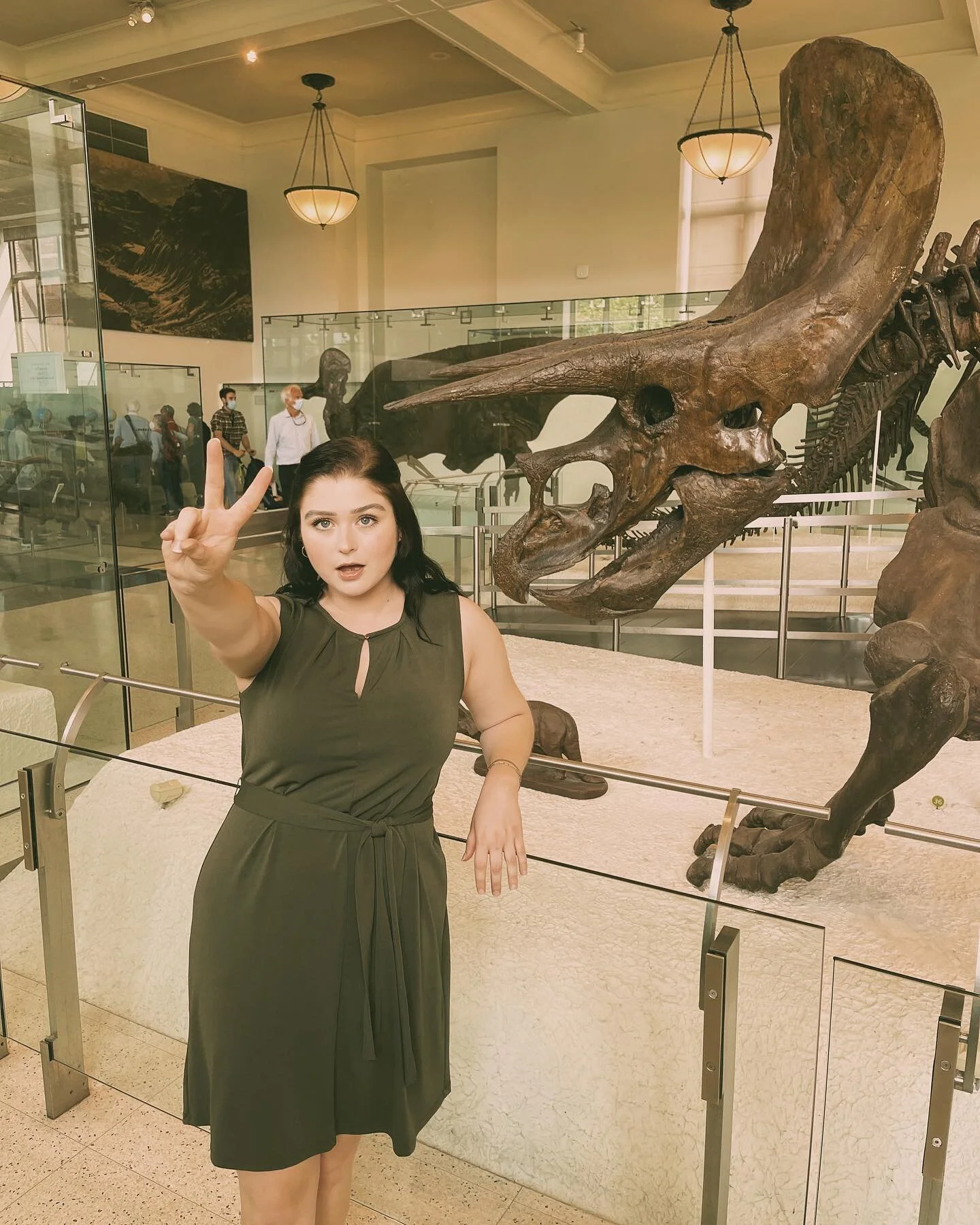 Yesterday we saw triceratops (best dino), did some shopping at the dino store, @un_divo_ made the ladies jealous, and I was traumatized by atonal music. Overall, good day🦕🎶🦋