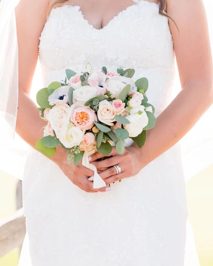 Simple and elegant florals
@ac28awesome alee_92
.
.
.
Photo by Team member: Aishia 
.
.
Vendor team: 
venue: Old_ranch_cc_events
photo/video: @shorelineweddings
florals: @theflowergirlorangecounty 
hmua: @atoasttobeauty
cake: @sweettraders
dress: Sty