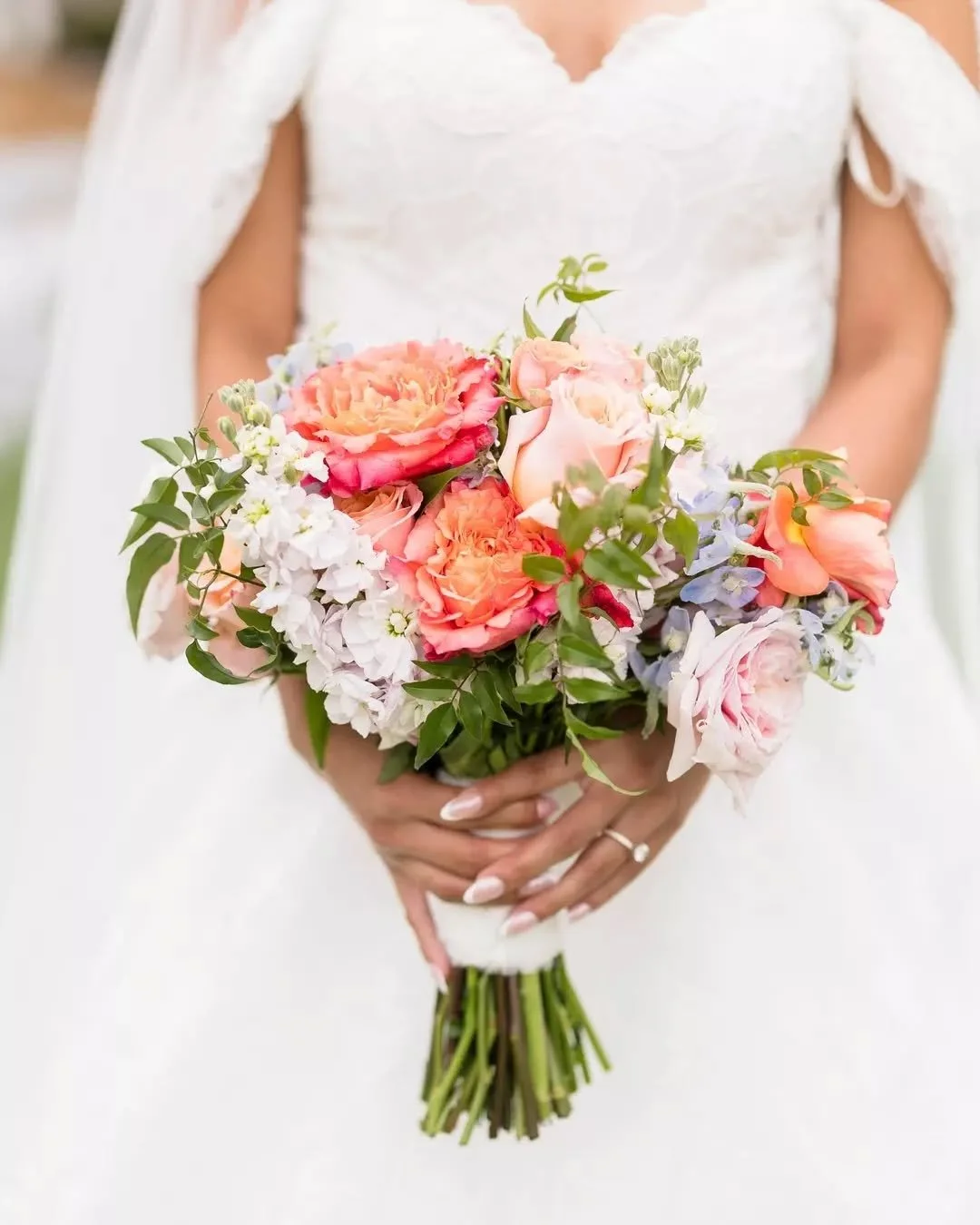 All the colors and vibrance from Trinity's bouquet from&nbsp;@bellarueeventsandflorals
@triniiii____ @robertmiyoshi
.
.
.
Venue: @blackgoldgolfclubevents
Florist: @bellarueeventsandflorals
DJ/Entertainment: @carcanodj
Makeup: @quintanillakathie
Cake: