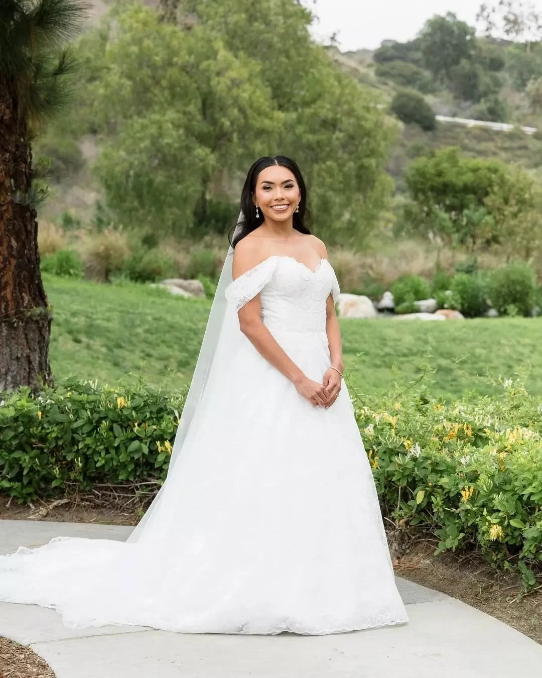 Beautiful Trinity&nbsp;
@triniiii____ @robertmiyoshi
.
.
.
Venue: @blackgoldgolfclubevents
Florist: @bellarueeventsandflorals
DJ/Entertainment: @carcanodj
Makeup: @quintanillakathie
Cake: @pattys.cakes
Wedding Dress: @janaanncouturebridal
Photo + Vid