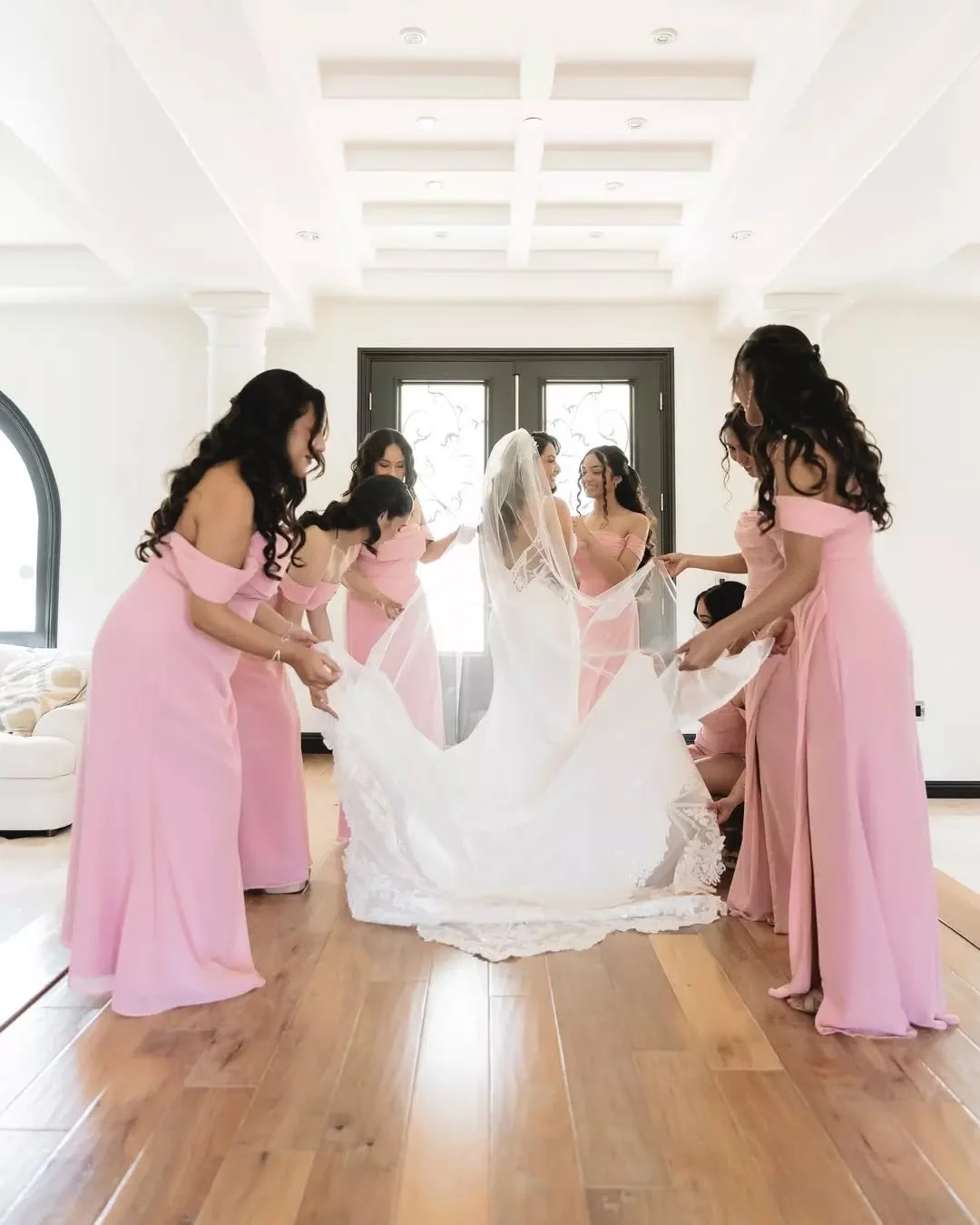 A little help from the girls&nbsp;
@desireebreann_ @hectordelizalde
.
.
Planner &amp; Decor: @chapalasparty
DJ: @monarch_event_services
Hair: @makeup_by.lorena_
Makeup: @beautyxsami, @madisonvailmakeup
Cake: @beverlysbakery
Dress: @bridalelegancestud