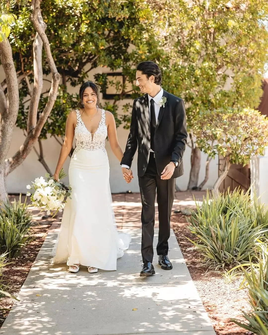 All eyes on Jade
@_jadetaibi
.
.
.
Venue: @schistoriccottage 
Wedding Planner: @miya_kay_events 
Day of Coordination: @lexi_cc_collective
Photo/Video: @shorelineweddings
Florist: @collectedwithlove 
DJ/Entertainment: @dj.alert 
Hair: @kendallopez 
Ma