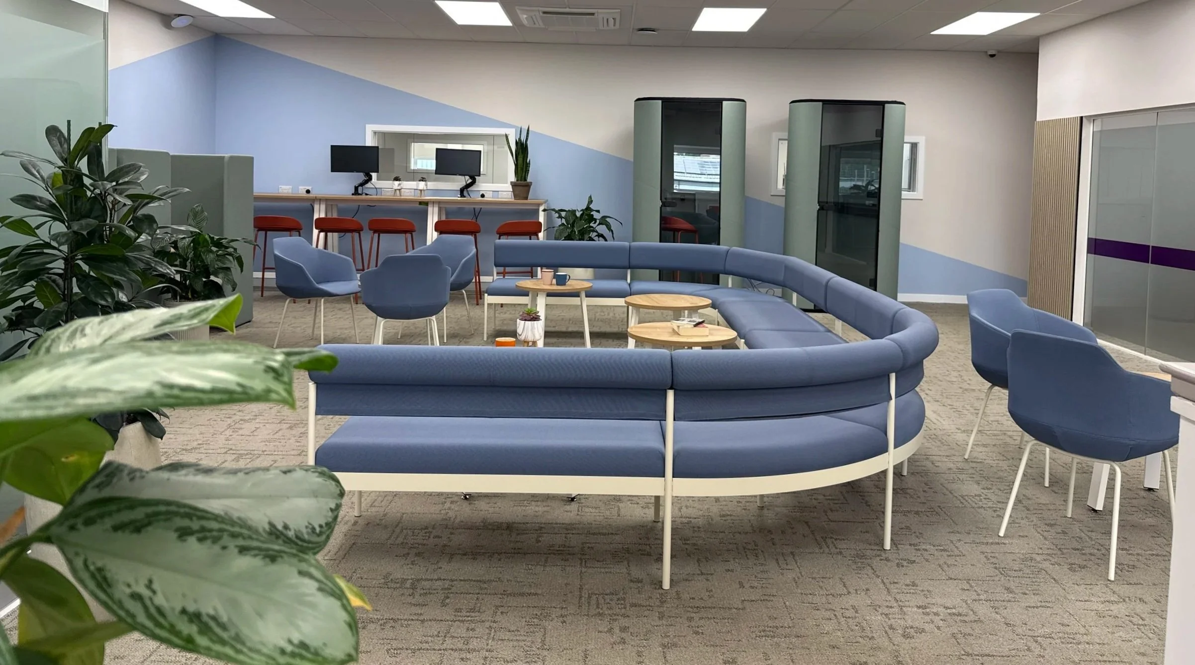  Simple Online Pharmacy – Office Design & Styling, Glasgow  Designed and styled the office of Simple Online Pharmacy in Glasgow, including reception, open-plan workspaces, breakout rooms, and meeting areas. Services: Space planning, furniture selecti