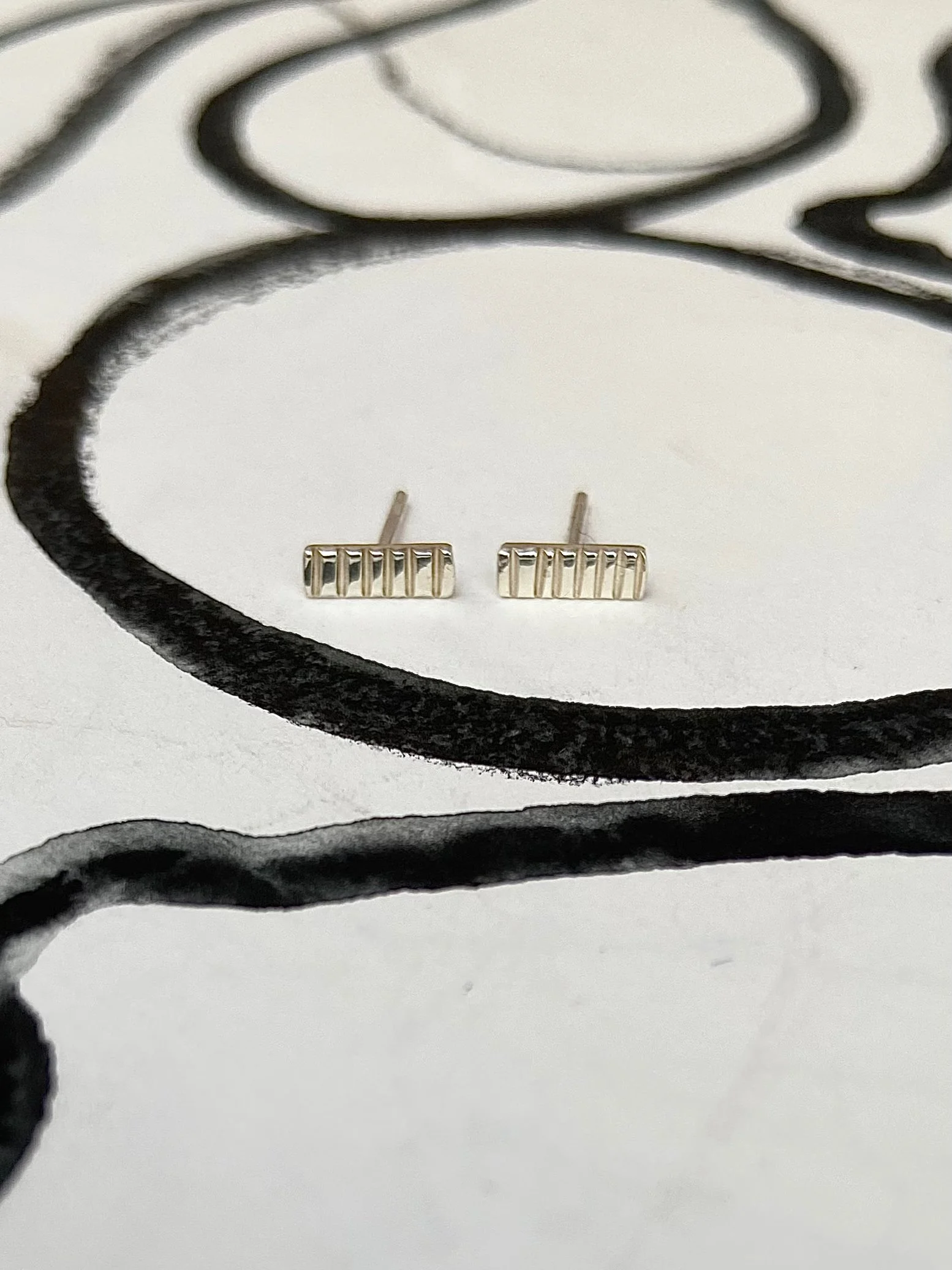 Long line stamped studs, Silver.