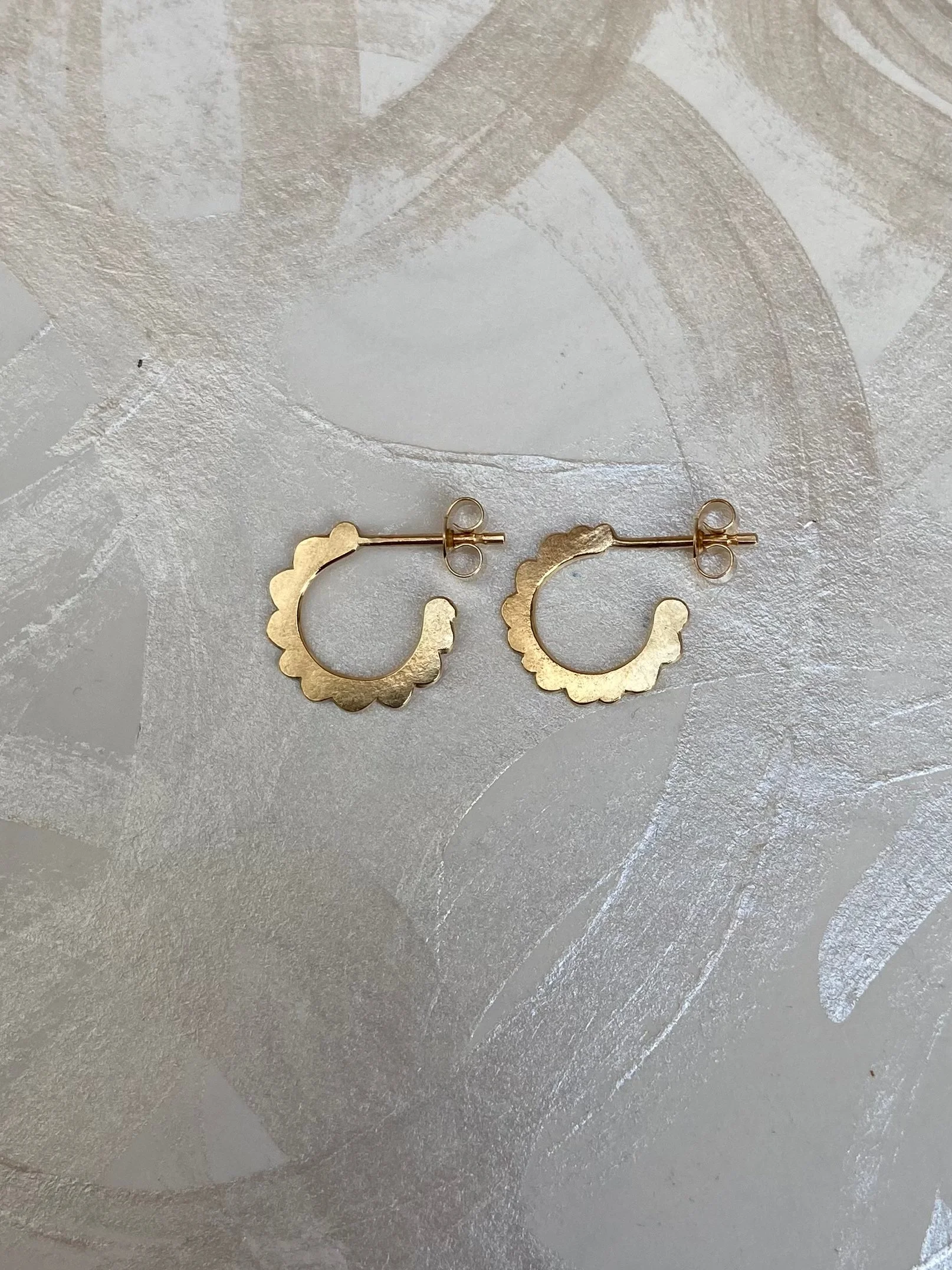 Mini scalloped hoop earrings, 9ct Gold.
