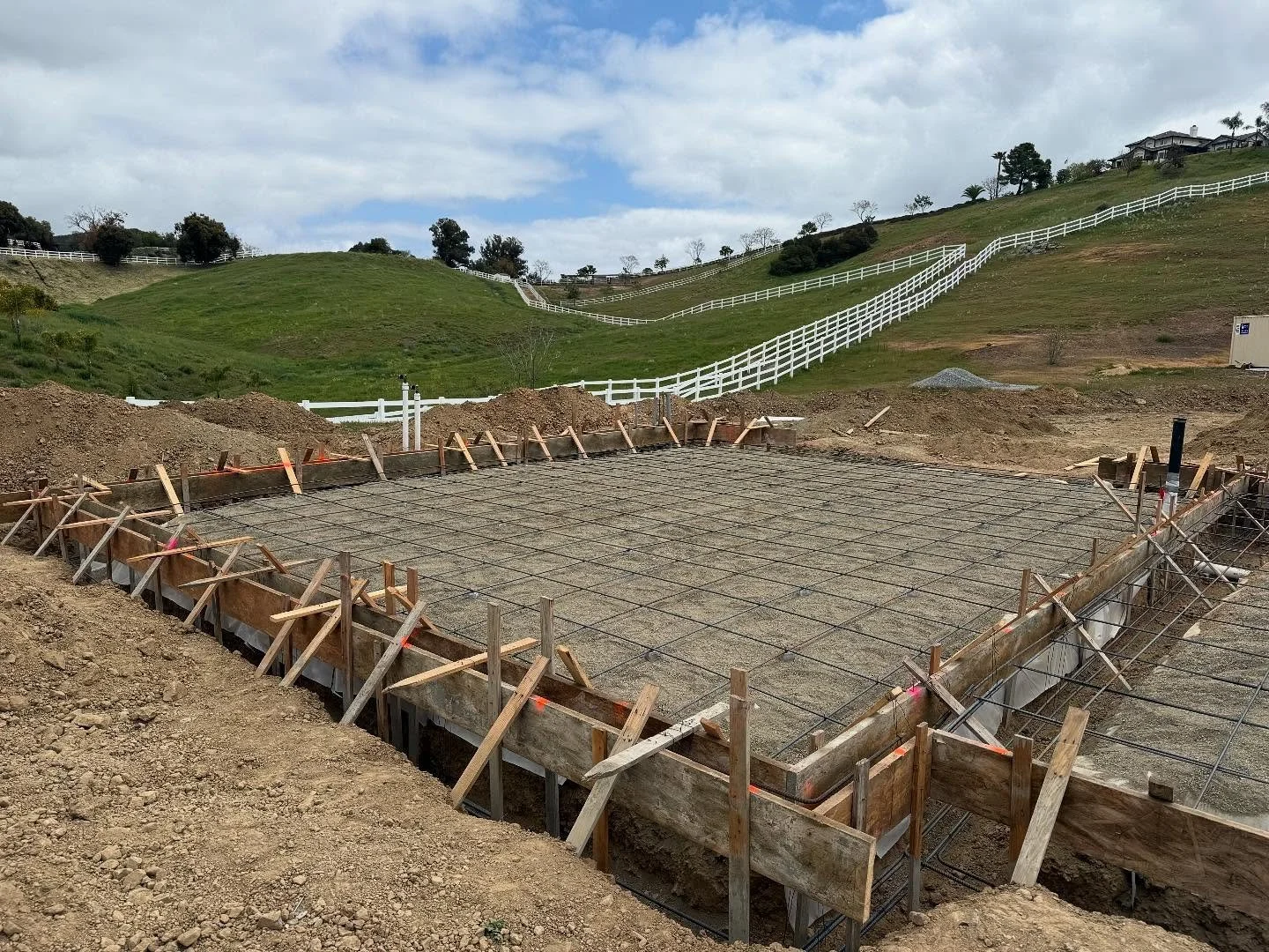 Foundation set up for our project in La Cresta. Single story new custom home. .
.
.
.
.
.
 #homeremodels #concrete #framing #additions #newhomes #newconstruction #foundations #generalcontractor #concreteflatwork #foundations #foundationconcrete #murr