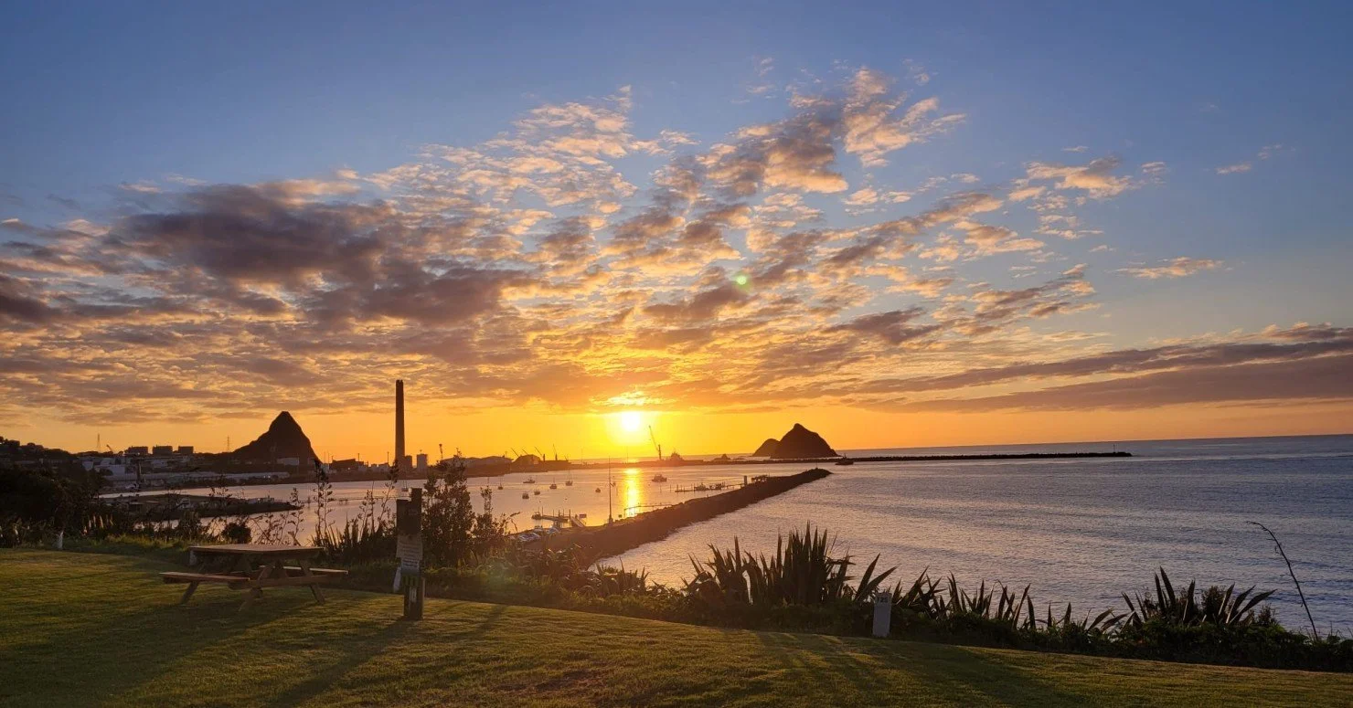 sunset-view-of-the-breakwater belt road holiday park.jpeg