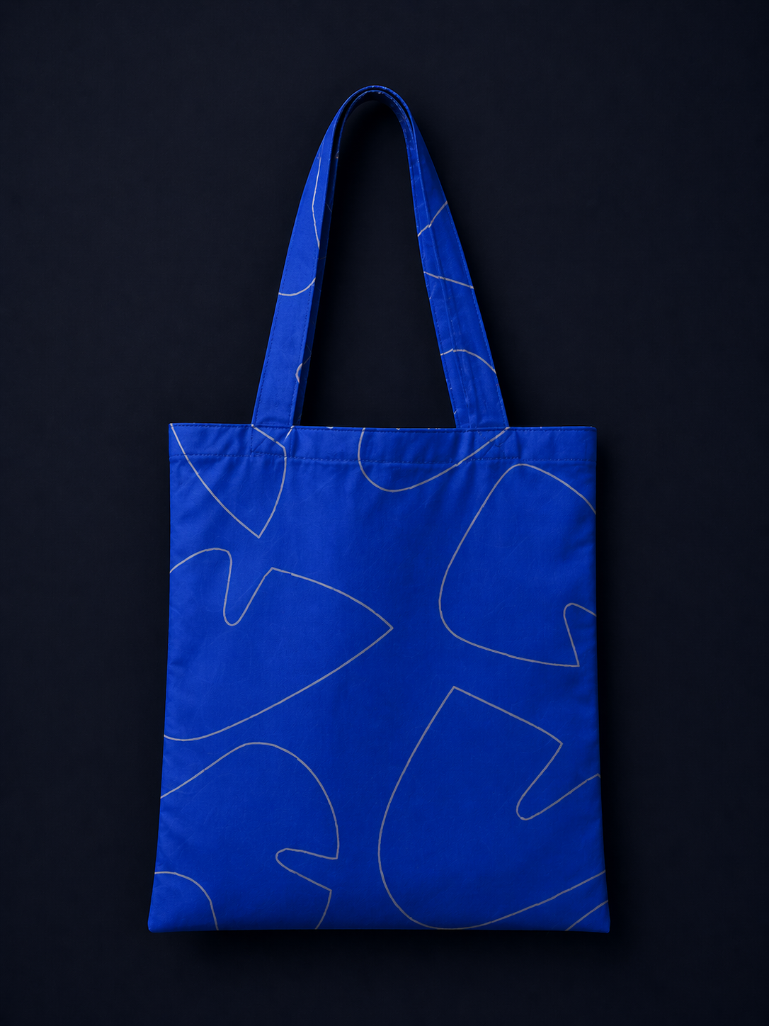 Bolsa azul con diseño abstracto en un fondo negro.