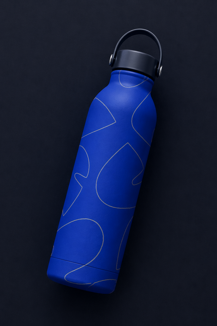 Botella de agua azul con diseño de líneas blancas y tapa negra con asa negra, sobre fondo negro.
