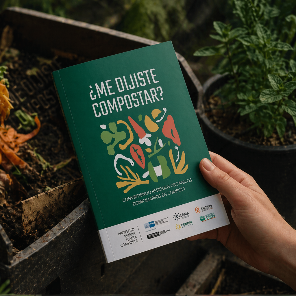 Persona sosteniendo un libro titulado '¿Me dijiste compostar?' en un jardín con plantas y compost.