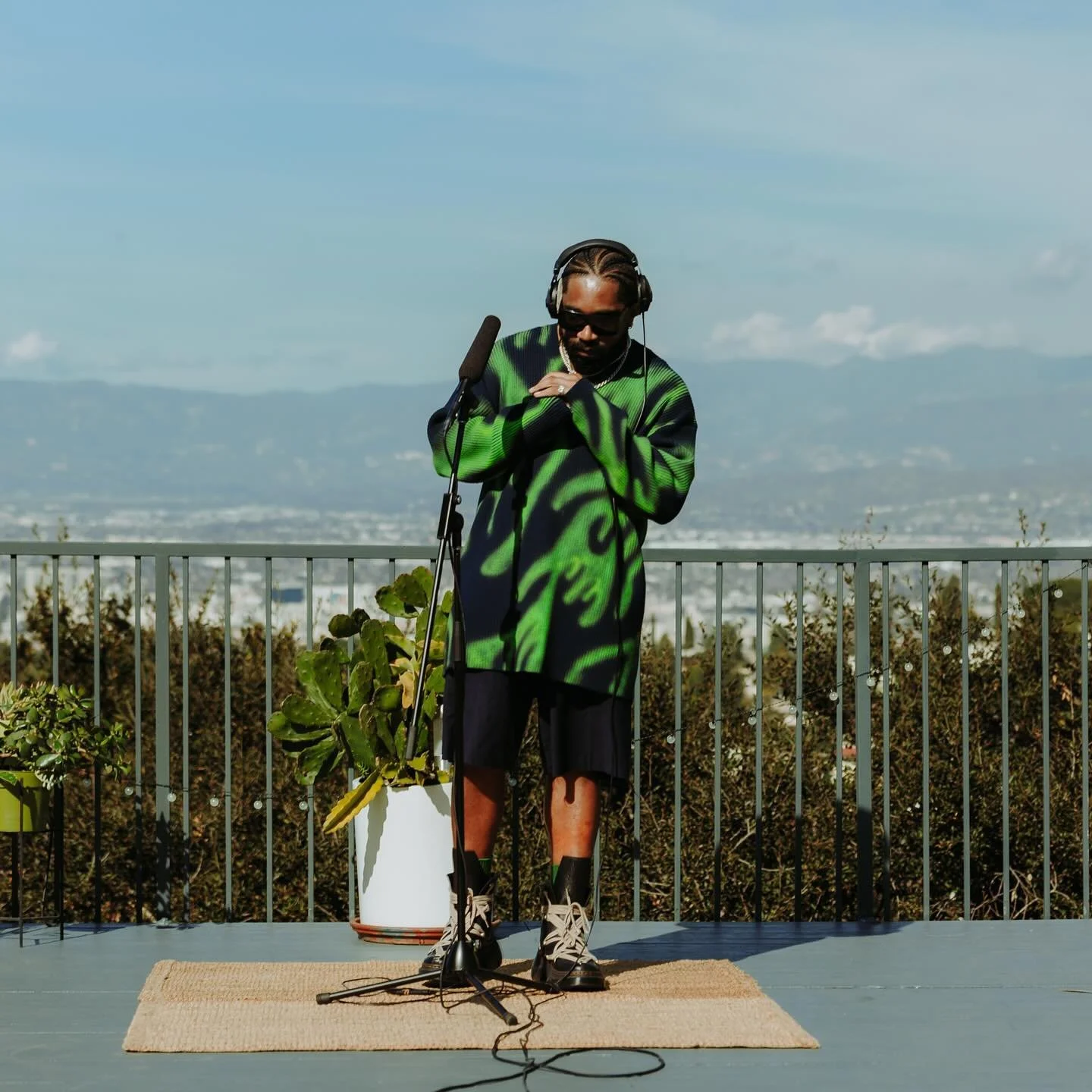 some bts of @dixson for @newrorynmal x MKIB shot in the hills🌴⛰️. This performance was shot twice flawlessly in what it felt like less than 20 minutes😮&zwj;💨 out now! 

@rel.mov killed it with the visuals
@robbiegardunio on audio👨🏻&zwj;🍳