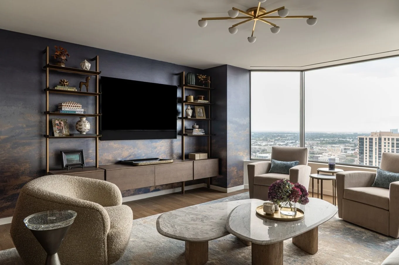 Sit, stay awhile✨ The dreamiest accent wall you&rsquo;ve ever seen! Still romanticizing this Living Room from our recent photoshoot with @ellenreneephotos