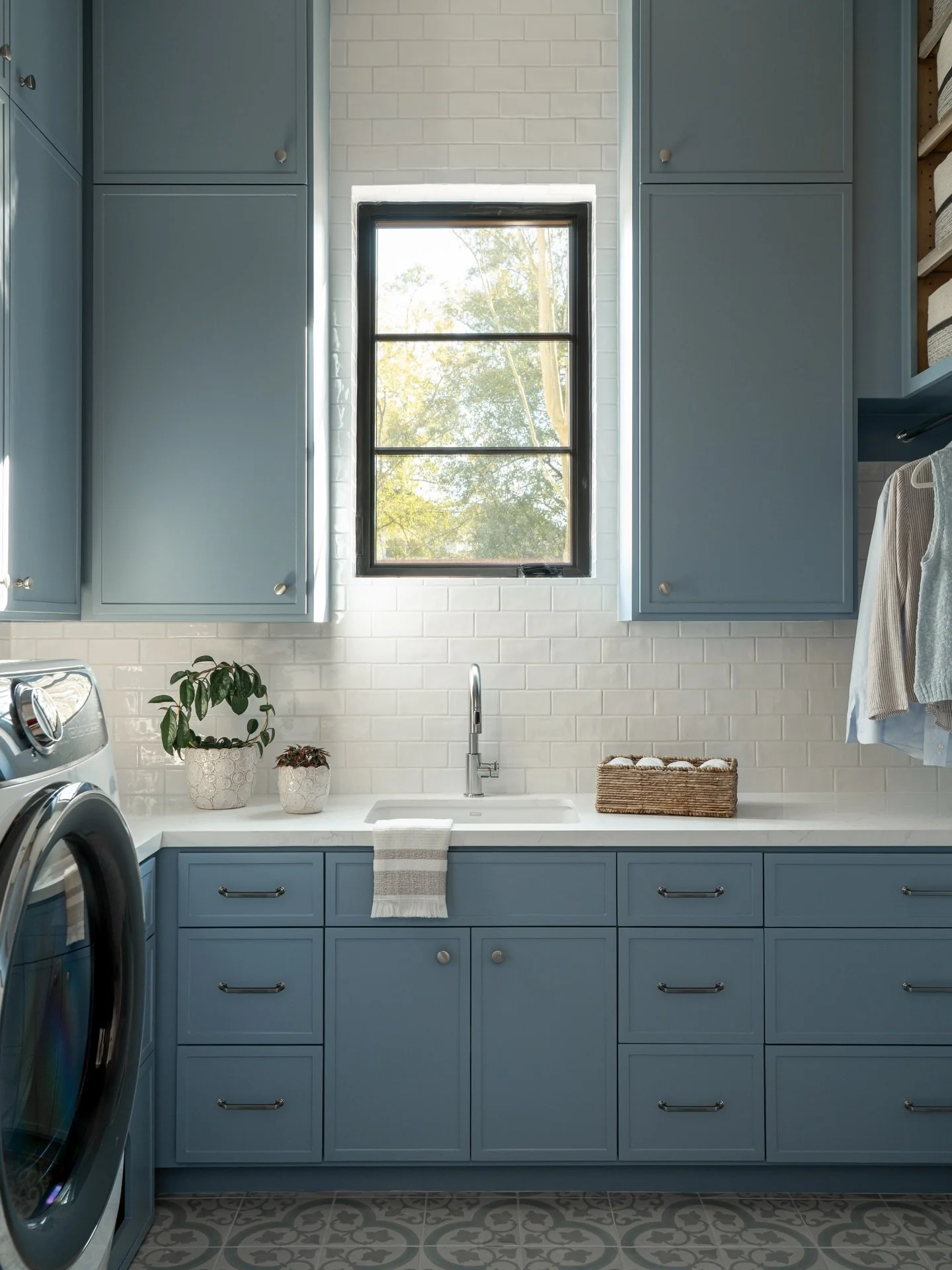 Pretty and practical, just how we like our laundry room! This one&rsquo;s even complete with a &ldquo;powder room&rdquo; for your furry friends🐾🧼✨
