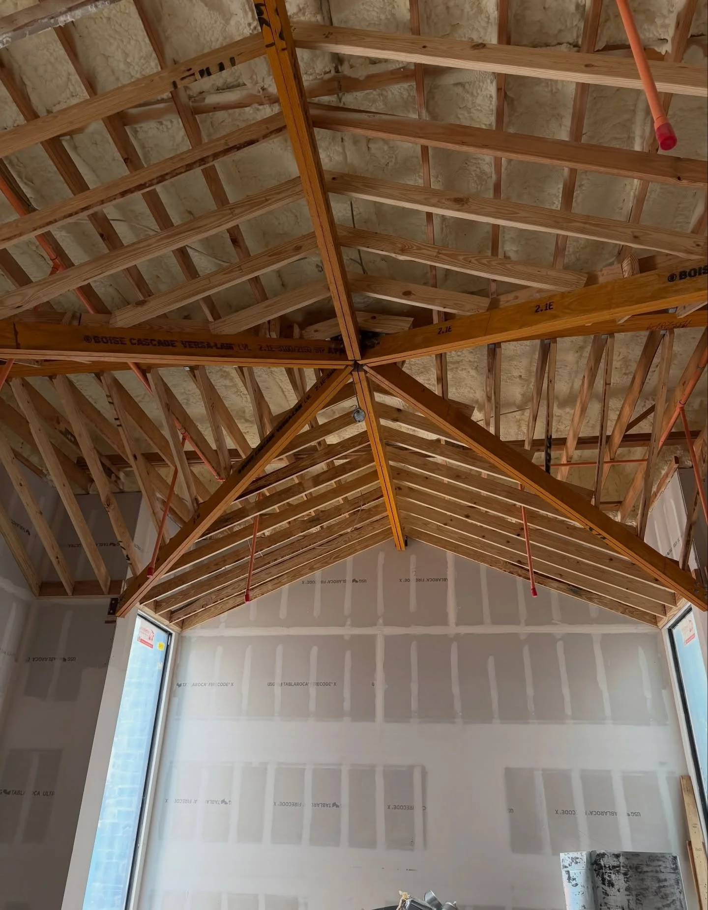 Proof that pretty doesn&rsquo;t happen overnight! 
 
A peek behind the not-so-glamorous curtain of several ongoing projects this week! 🔨👷&zwj;♀️✨🏠