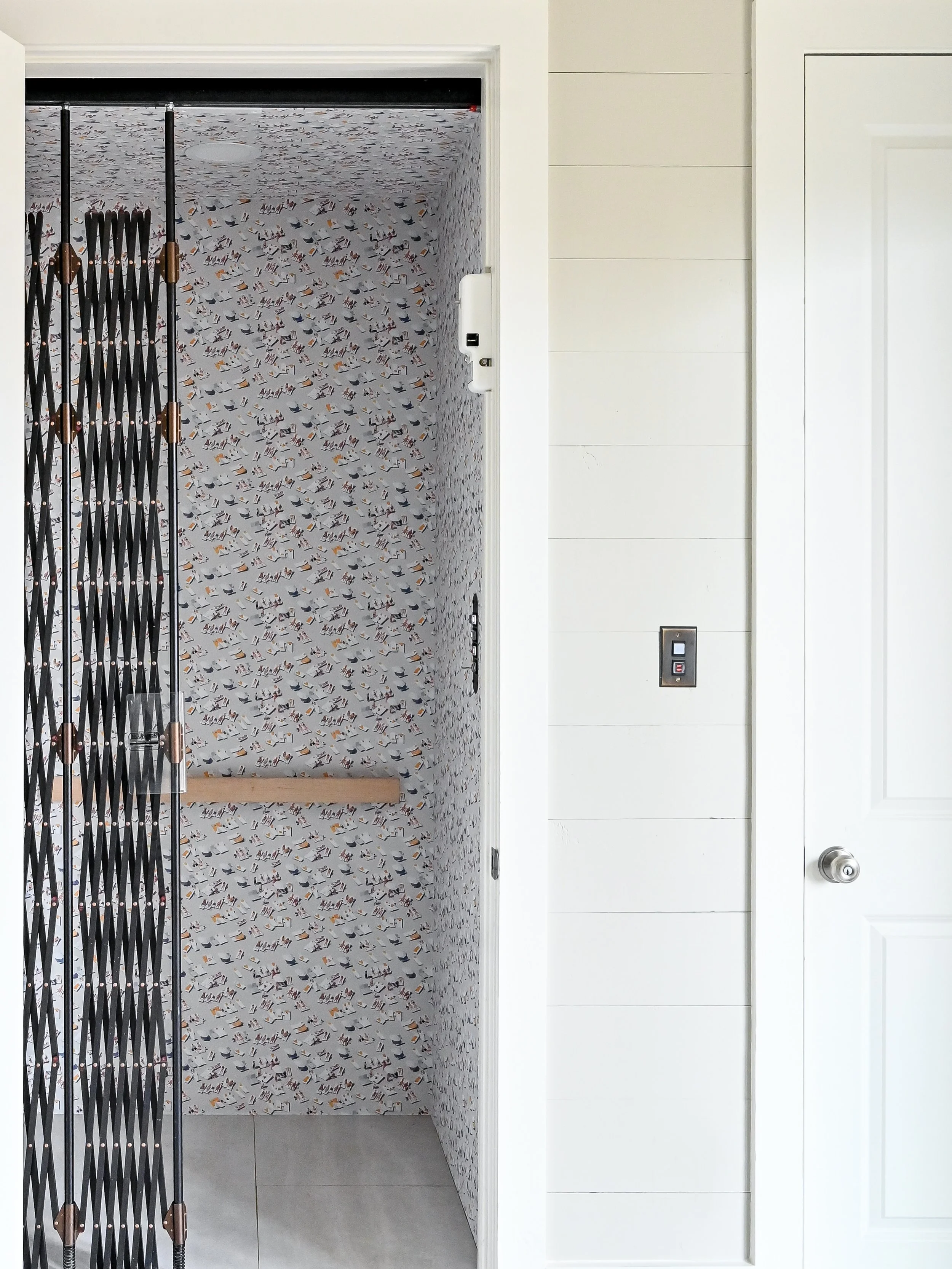 Going up? Not one, not two, but three floors! Who said the inside of the elevator couldn&rsquo;t be as fun as the rest of the house?☝️✨
