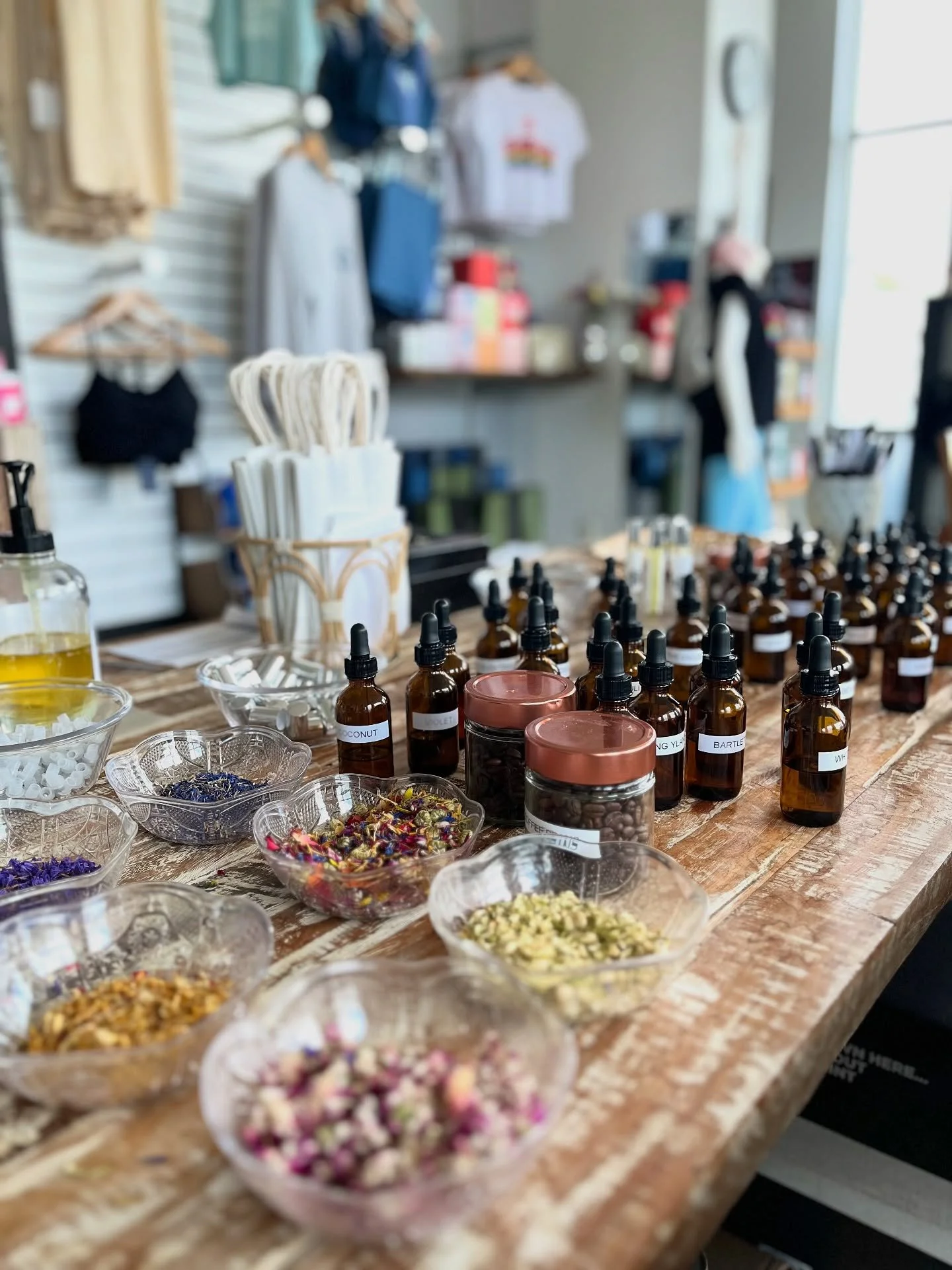 I had such a wonderful morning helping everyone make perfumes at @embra.studio 🧘🏼&zwj;♀️