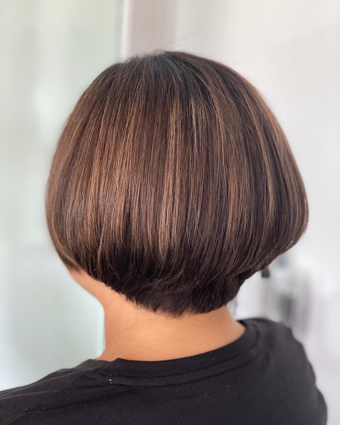 A hair story

Everyone&rsquo;s hair has a history. Transitioned from bright blonde to natural brunette with soft contrasting highlights and dimension. 
From long to lob and from lob to graduated bob
Swipe ⬅️ the progression 

#yourbesthair #hairmakeo