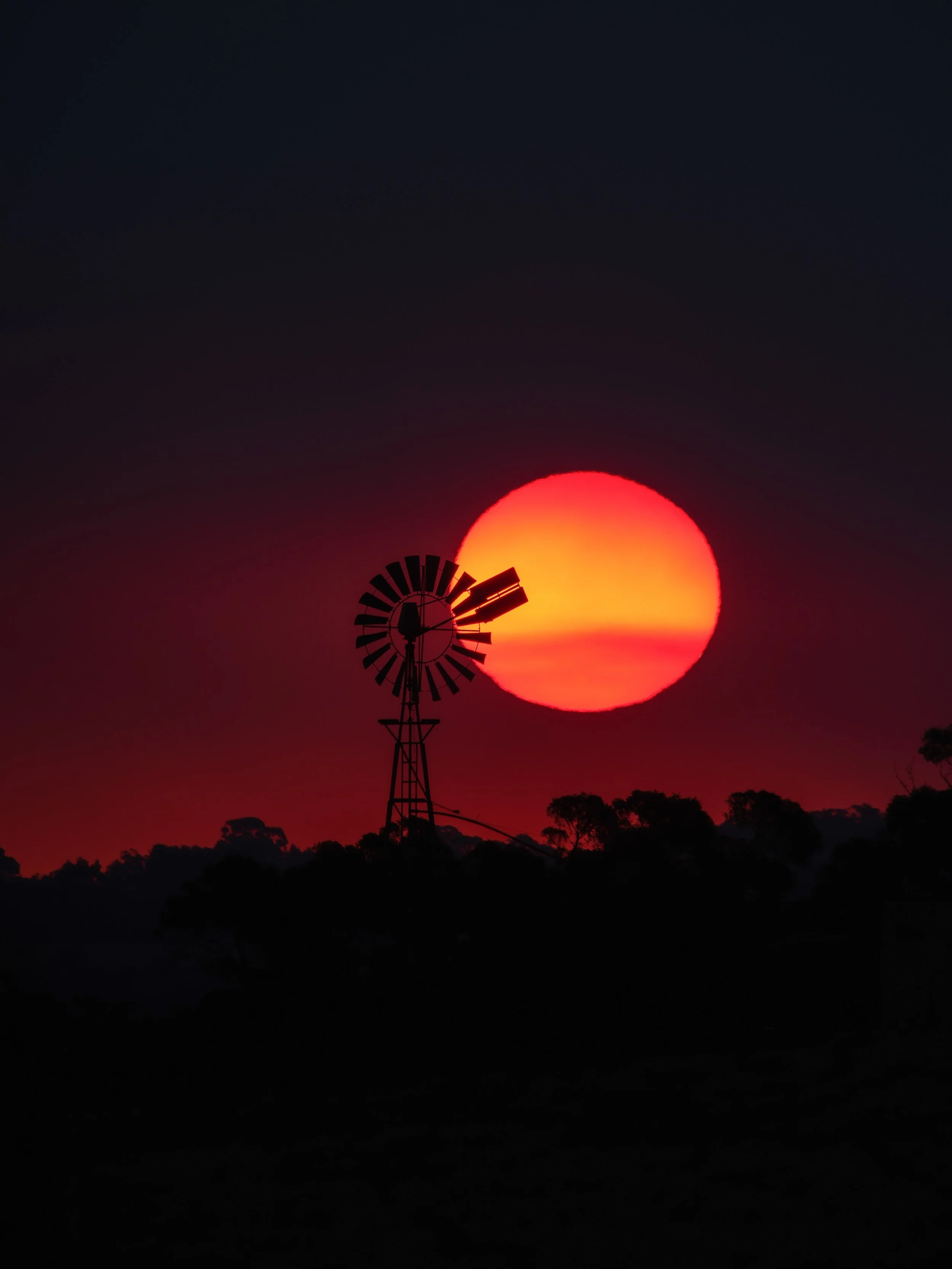 &ldquo;Windmill Wednesday&rdquo; 😍

Sharing one from 2022 when smoke from burning bushfires blew our way and covered the sun as it was setting to create this dramatic view!