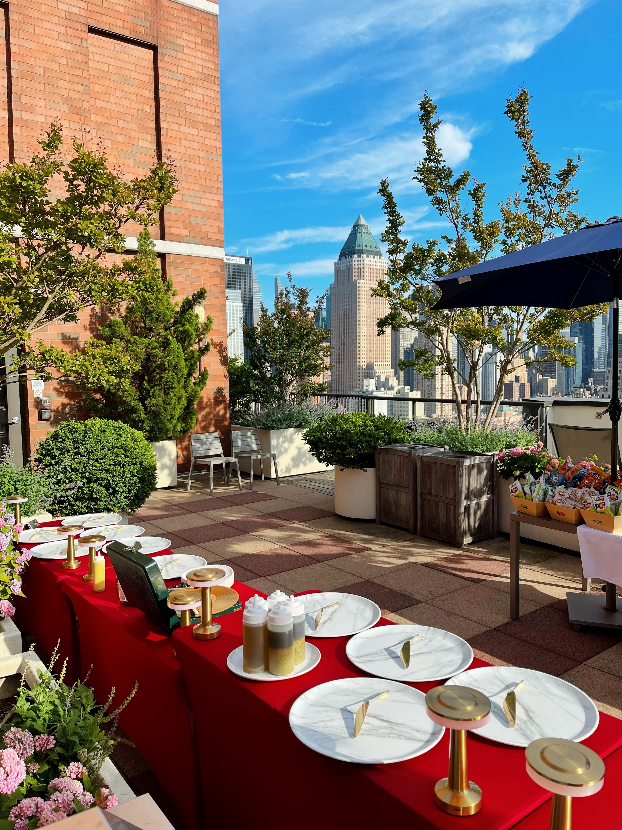 Pizza on the Sun Terrace

Neighbors gathered on the terrace to relax, connect, and make the most of a perfect night in the city.

A wonderful way to welcome summer and celebrate community.

Thank you so much for having us 🥂
