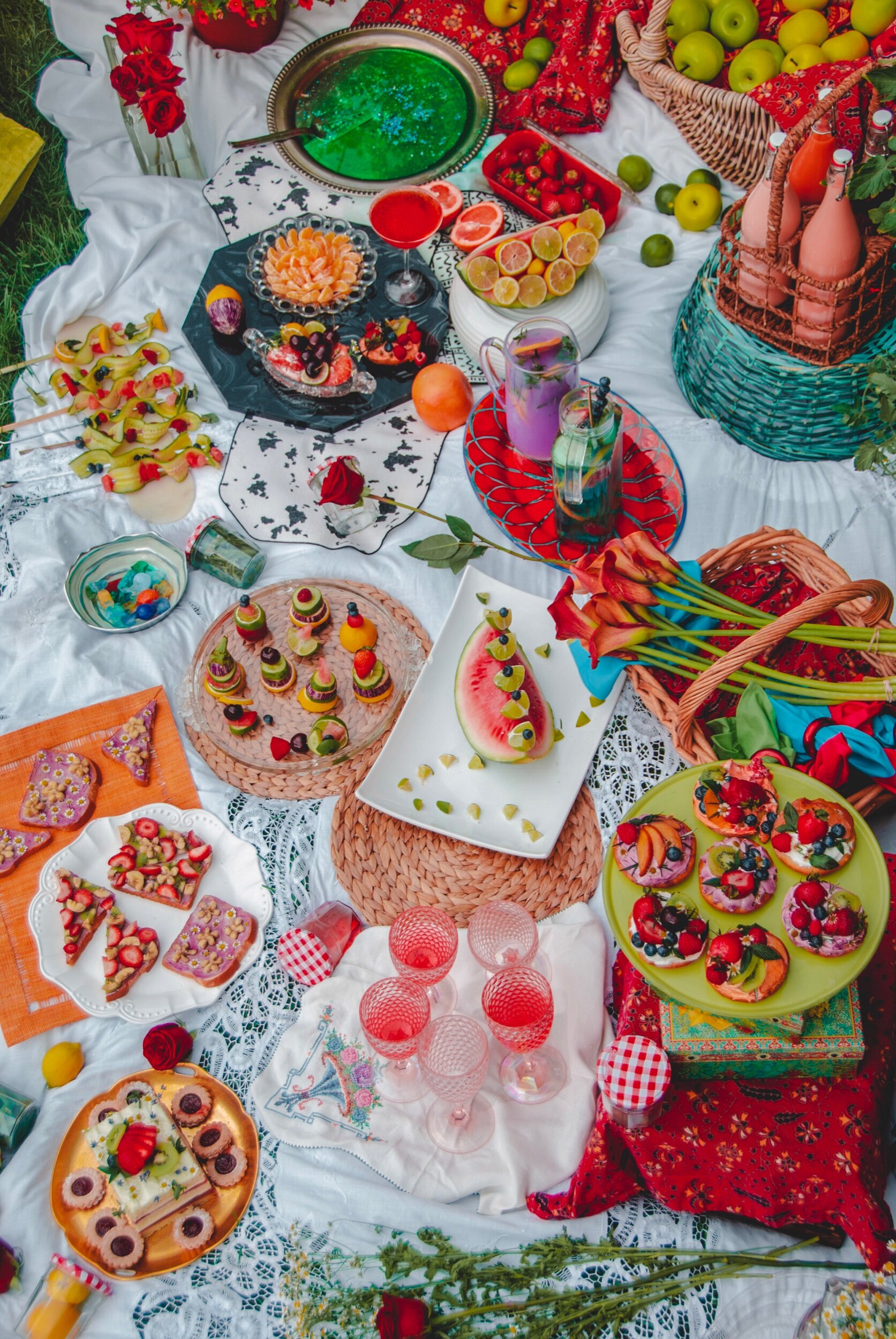 red-classic_tablescape_amber-sol-collective_picnic-stylist.jpeg