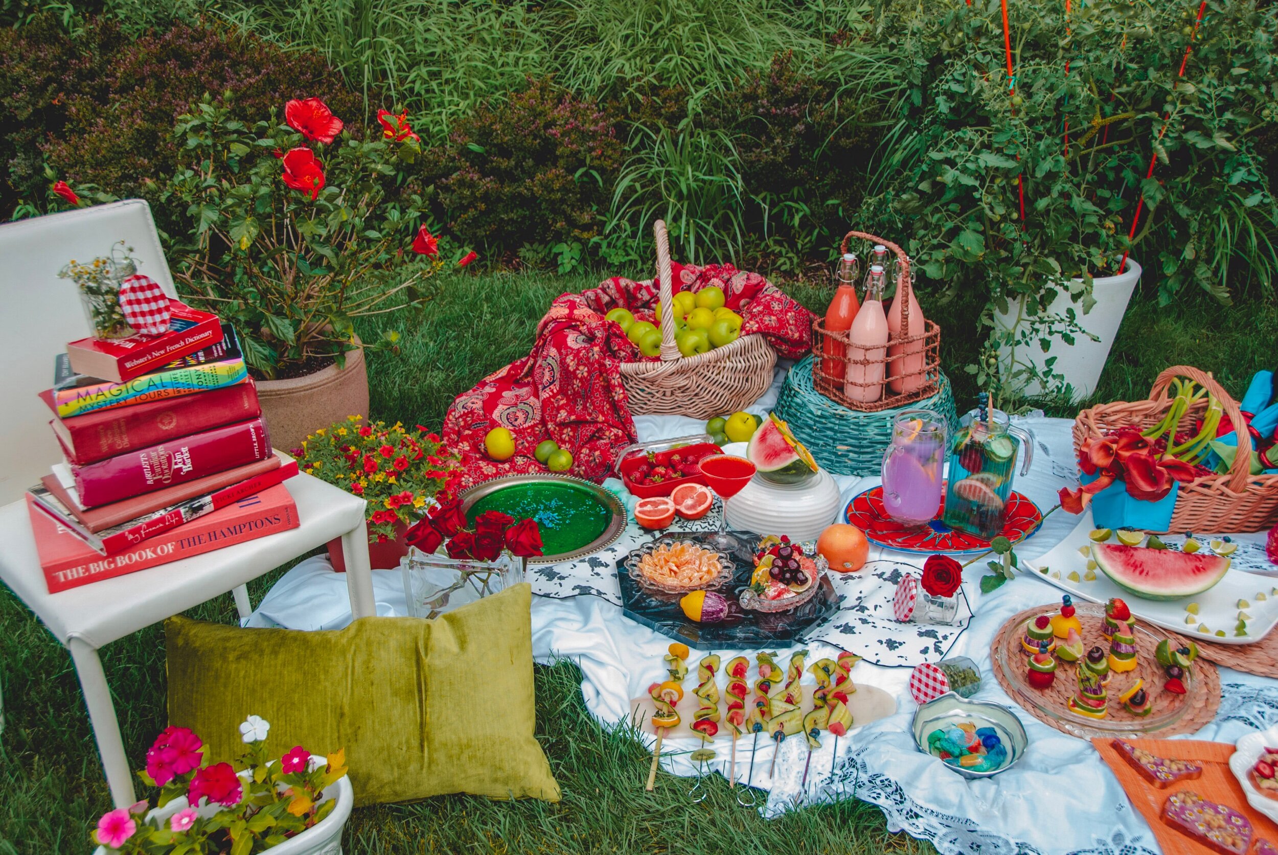 red-summer-picnic_amber-sol-collective_nostalgic-outdoor-events.jpeg
