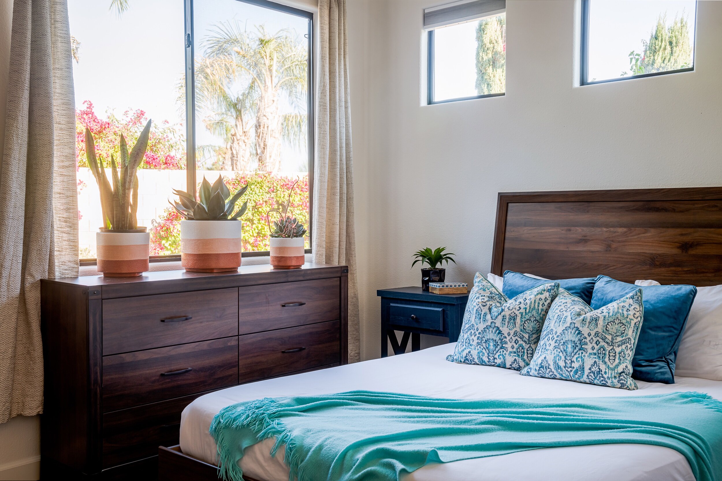 guest-bedroom_exploris_spring-rain-court_palm-desert-home.jpeg