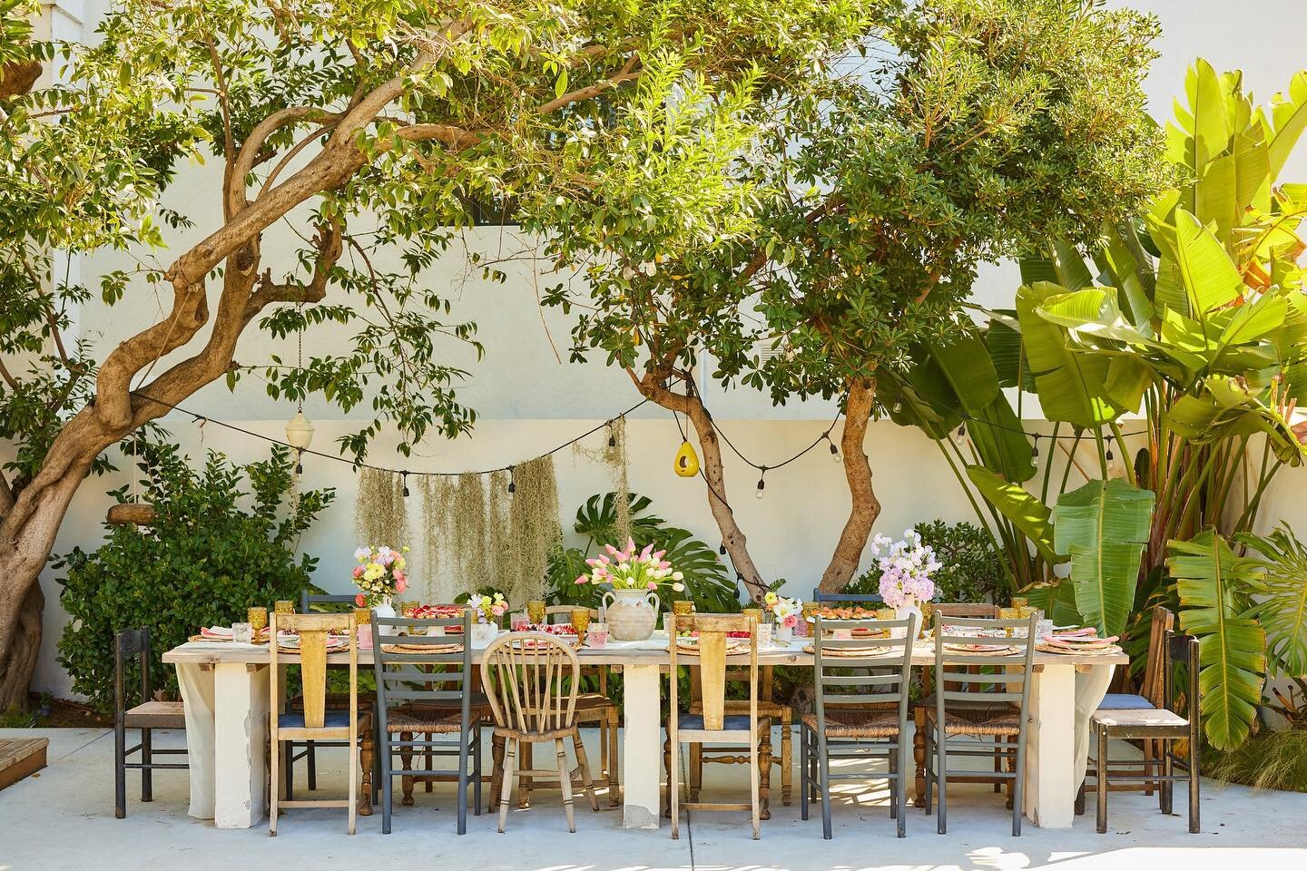 This is what eclectic cottagecore dreams are made of 🌷🍃

#cottagecore #tablescape #details #tabledecor #ambersolcollective #influencerevent #floral #floraldesign #eclecticdecor #cottagecoreaesthetic #designinspo #tablescapestyling #tablescapestylin