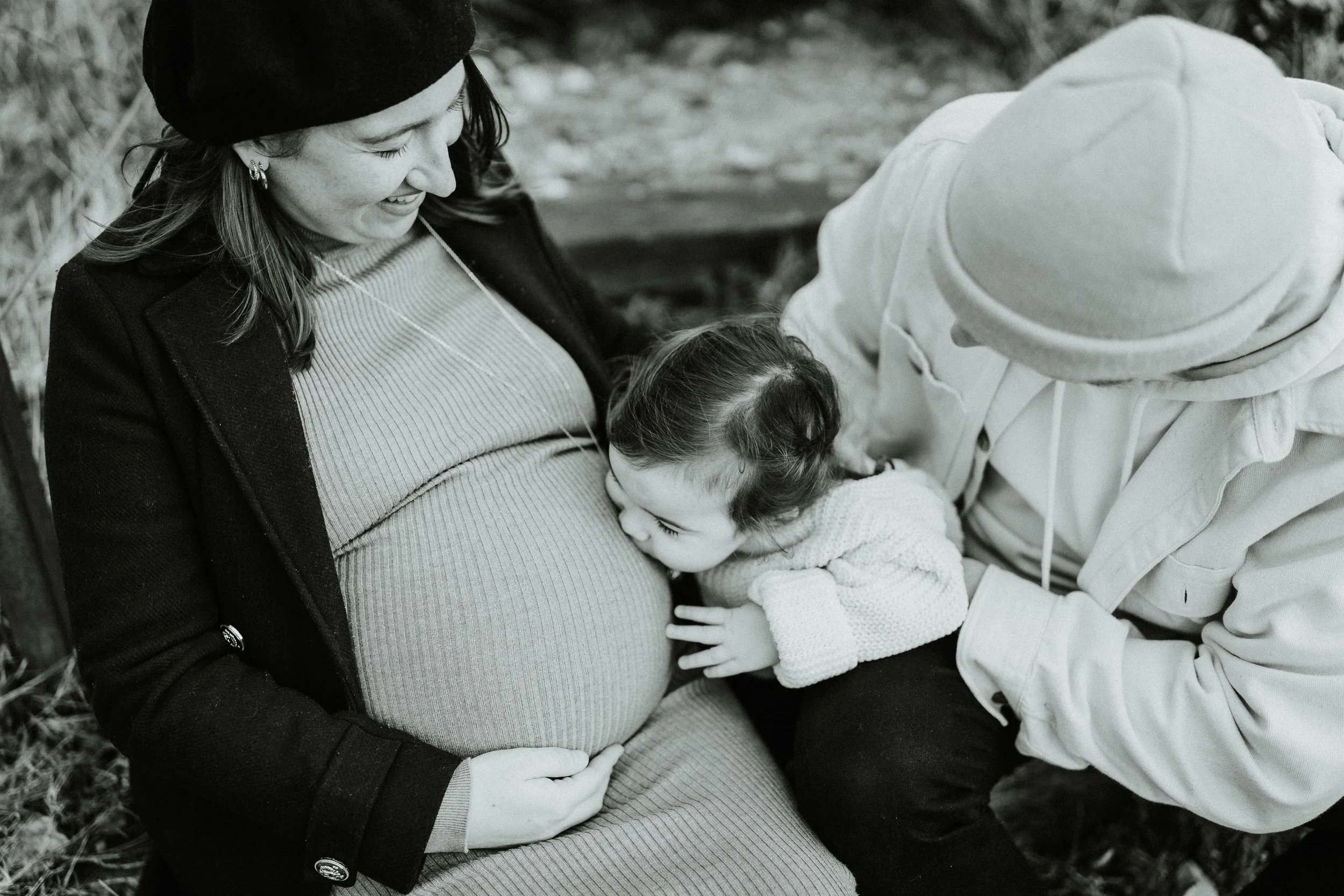 seance-photo-grossesse-famille-noir-et-blanc.jpg