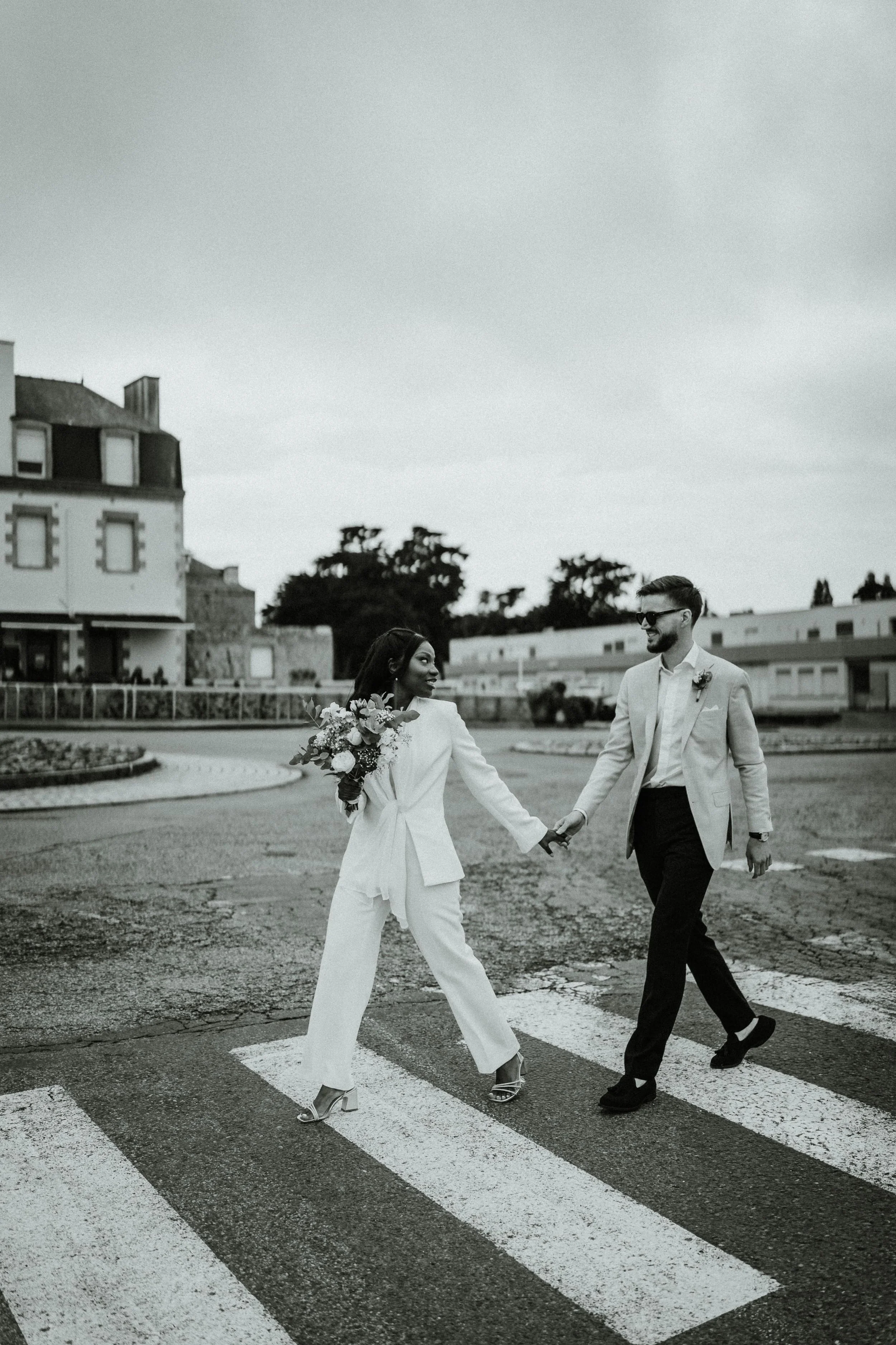 photographe-mariage-bretagne-couple-passage-pieton.jpg